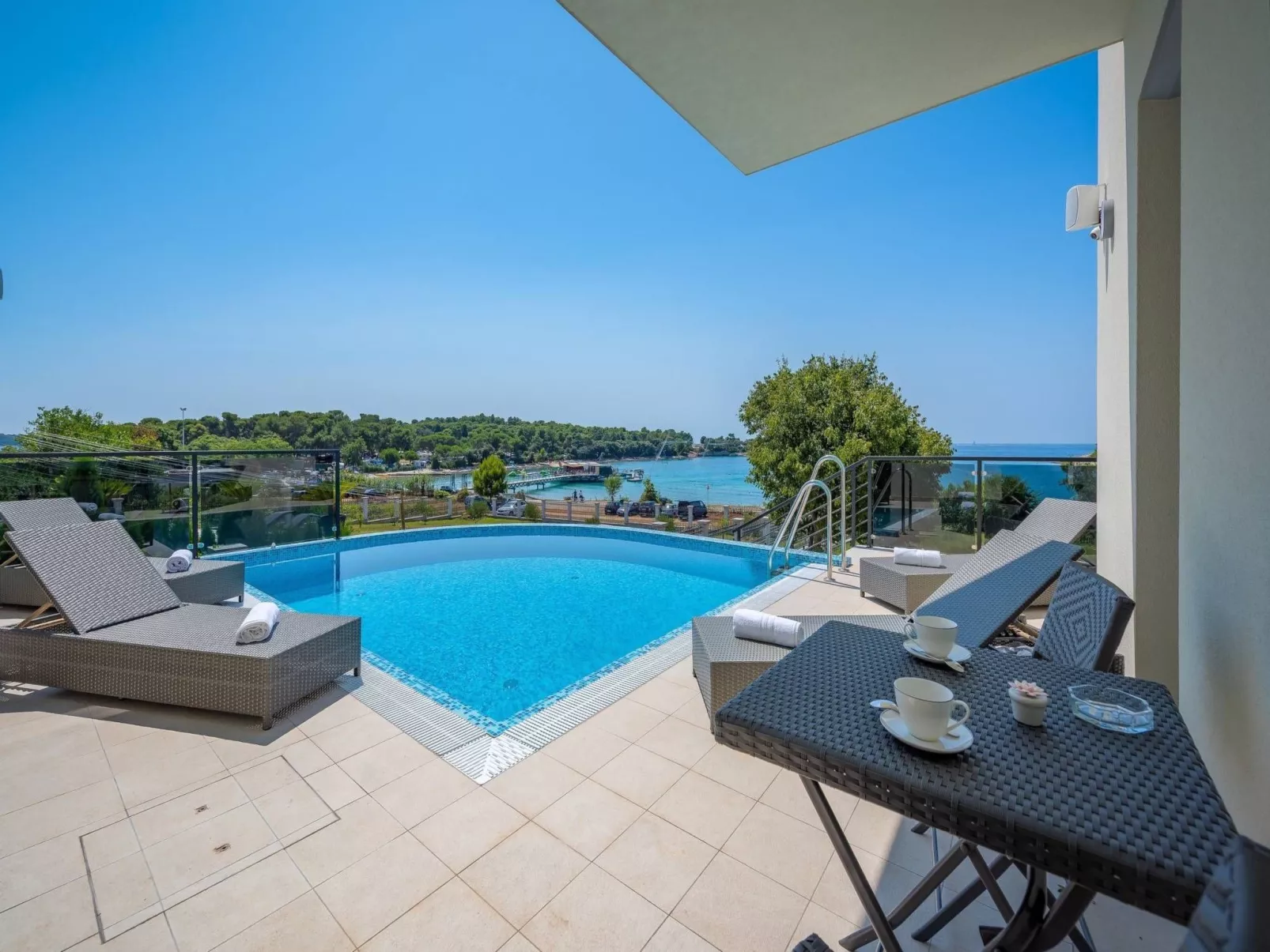 Cedar in Stoja mit großzügigem Garten-Drinnen