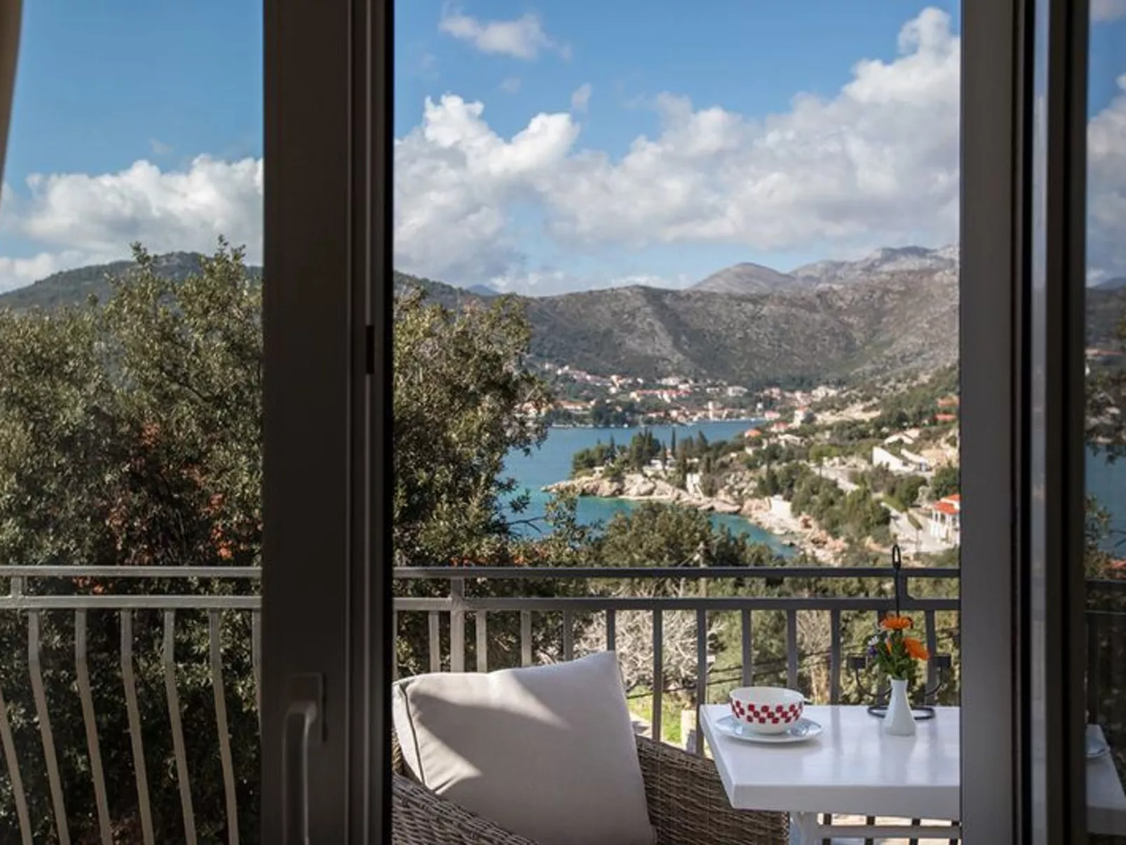 Mélanie C im ersten Stock einer Villa am Strand - Outside