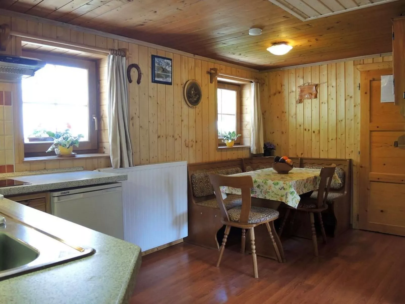 Für sechs Personen mit einem Balkon-Drinnen