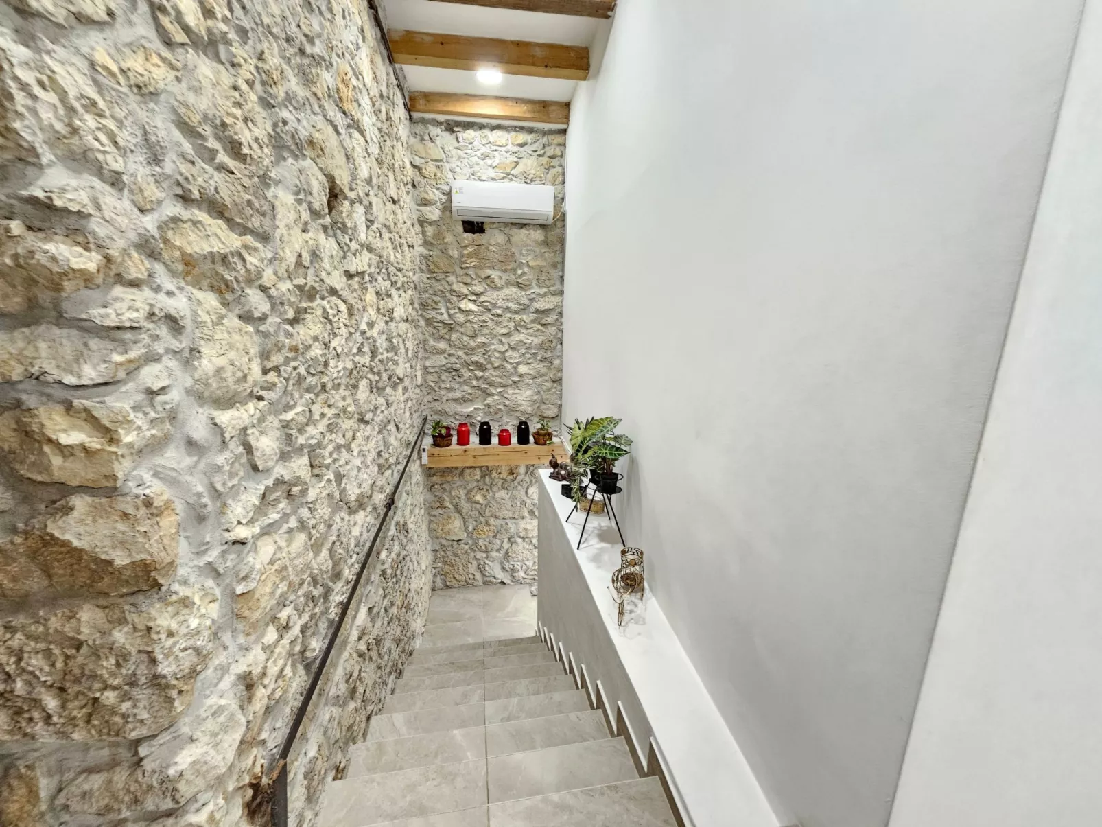 Steinhaus mit privatem Außenpool-Inside