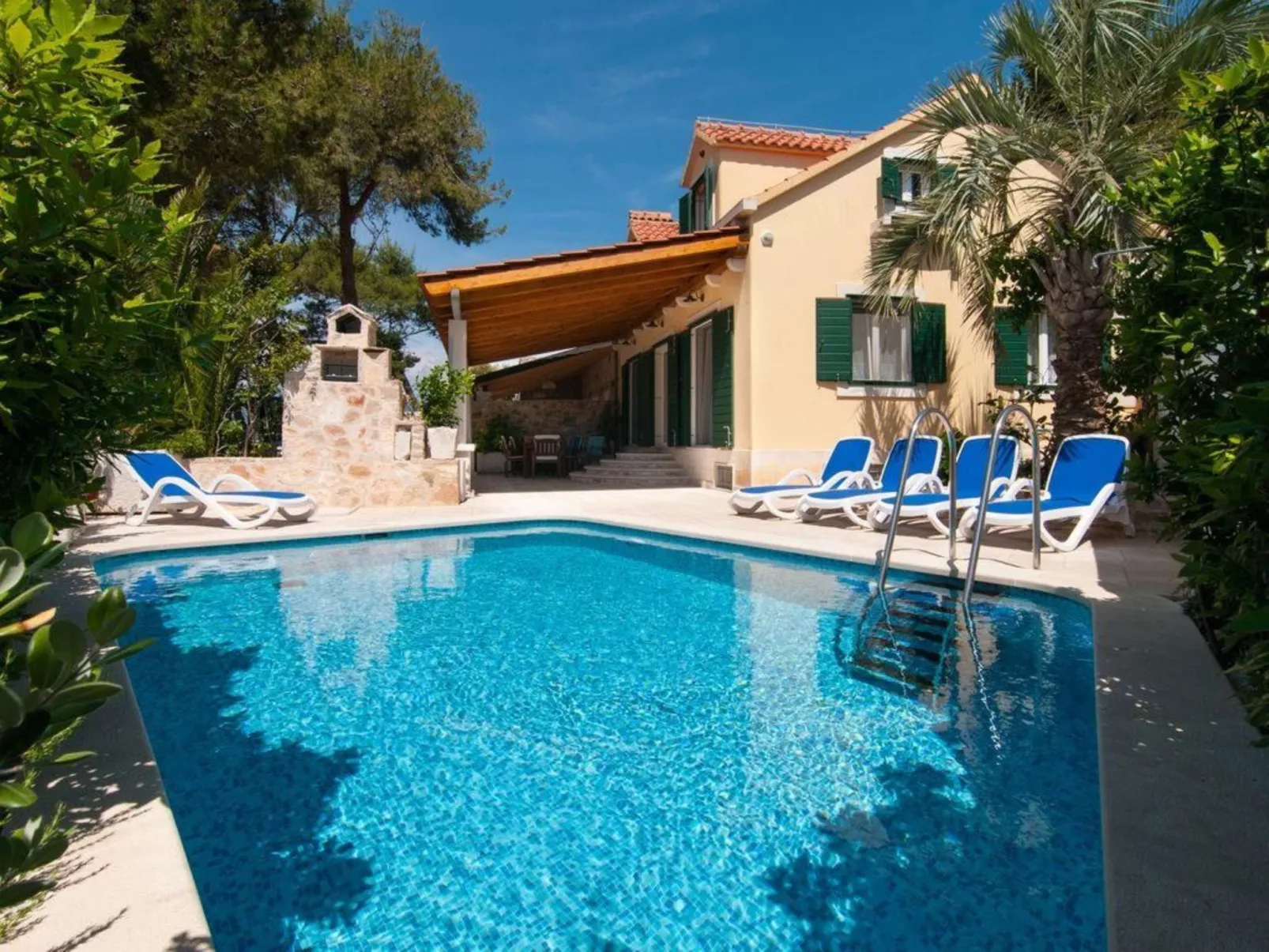 In Mirca mit Privatem Pool-Outside