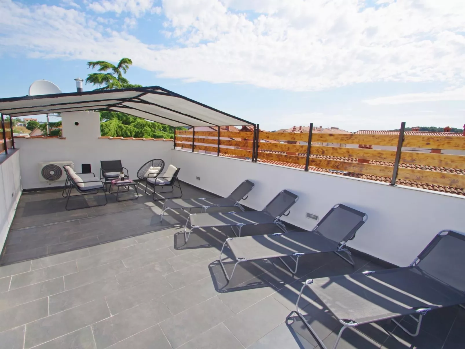 In Pula mit großem Dachbalkon.-Outside