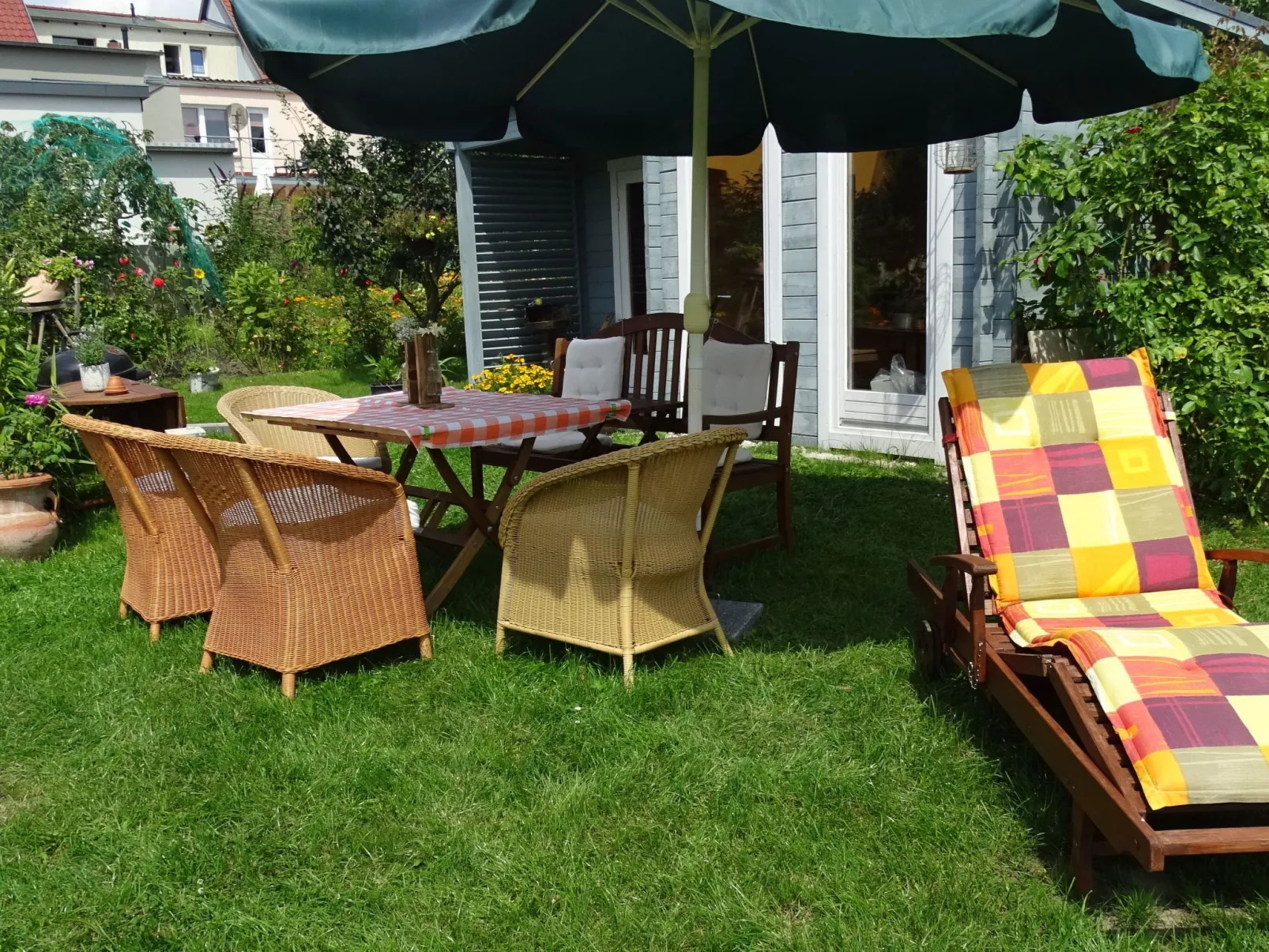 Gemütliches Dachgeschoss-Apartement mit Seeblick und großem Garten am Wasser-Dehors