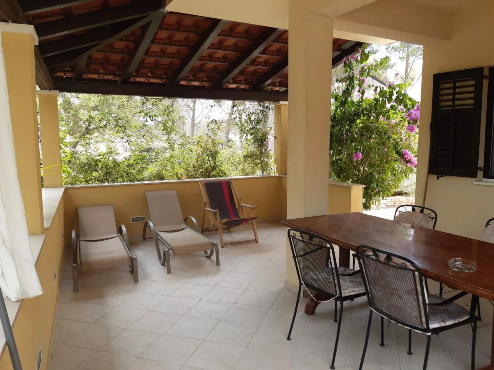 Für 4 Personen ca. 60 m&sup2; in Milna auf Brac, Adriaküste Kroatien (Kroatisch-Dehors