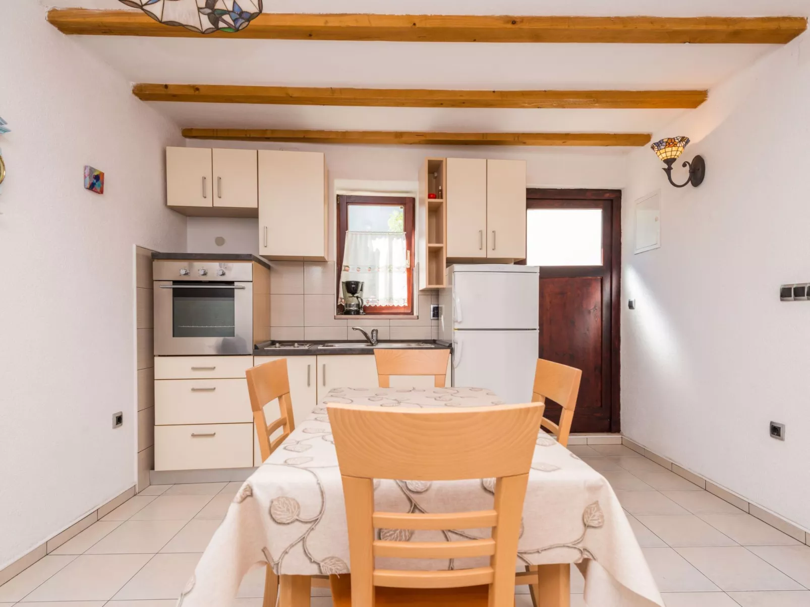 In Sukošan mit Privatem Garten-Dedans