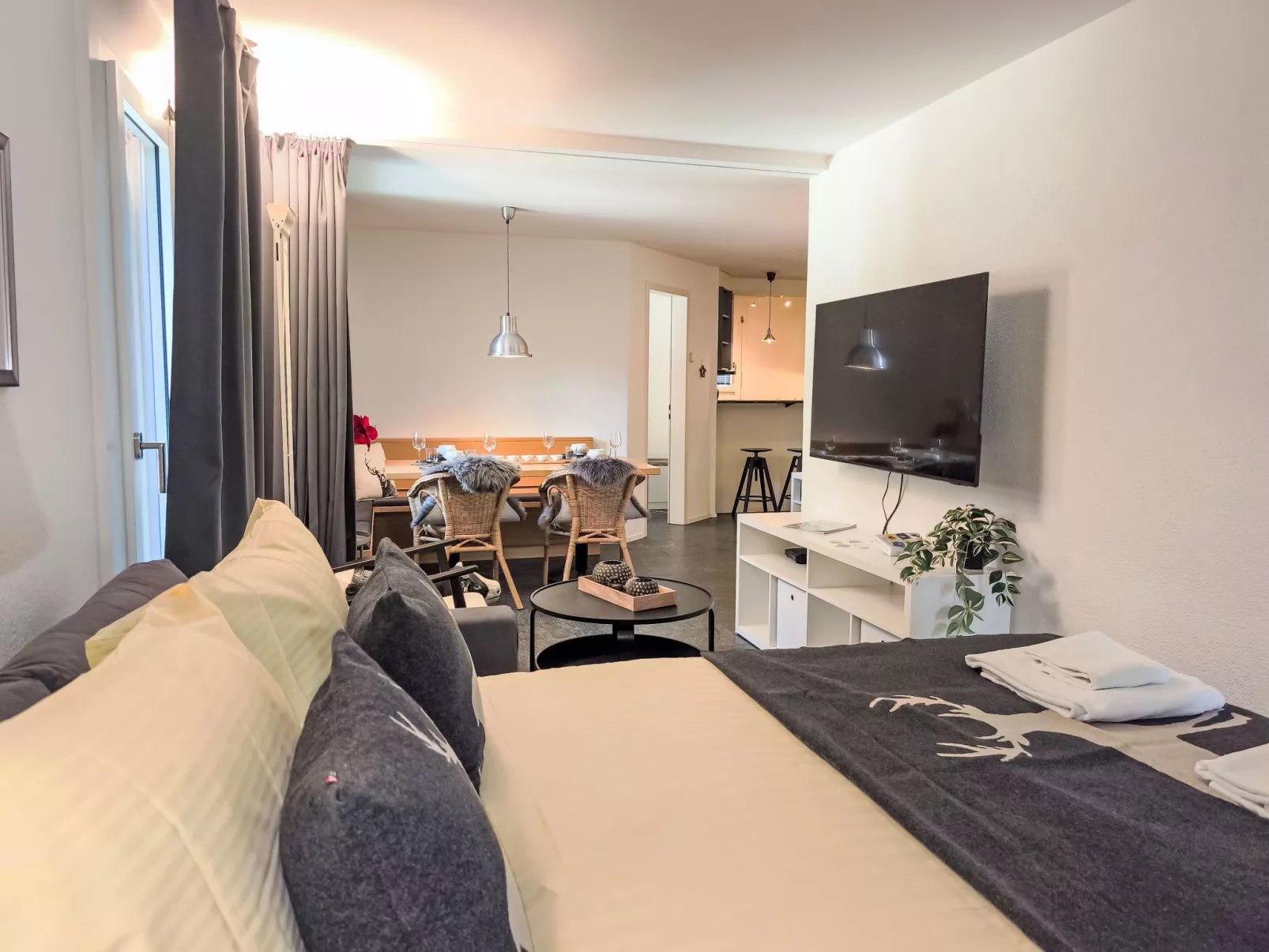 Silence, Apt. P-Drinnen