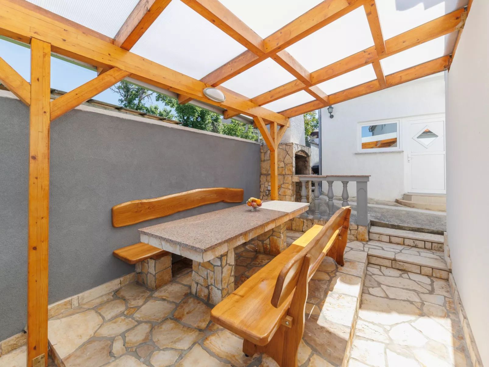 "Zara" mit Blick auf das Wasser-Dedans