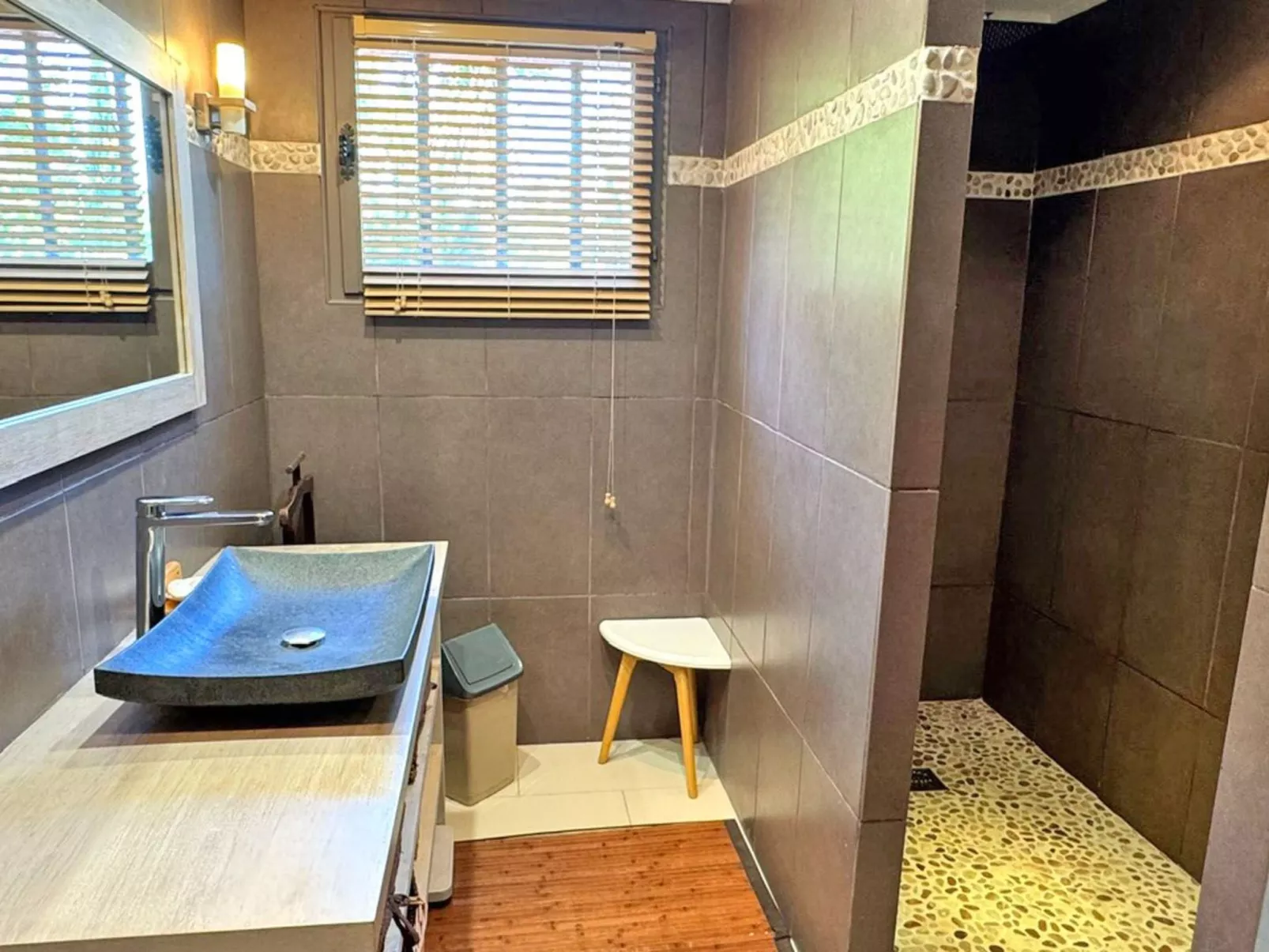 Schöne Villa mit innovativer Architektur in einem grünen Nest im Herzen des Mas-Drinnen