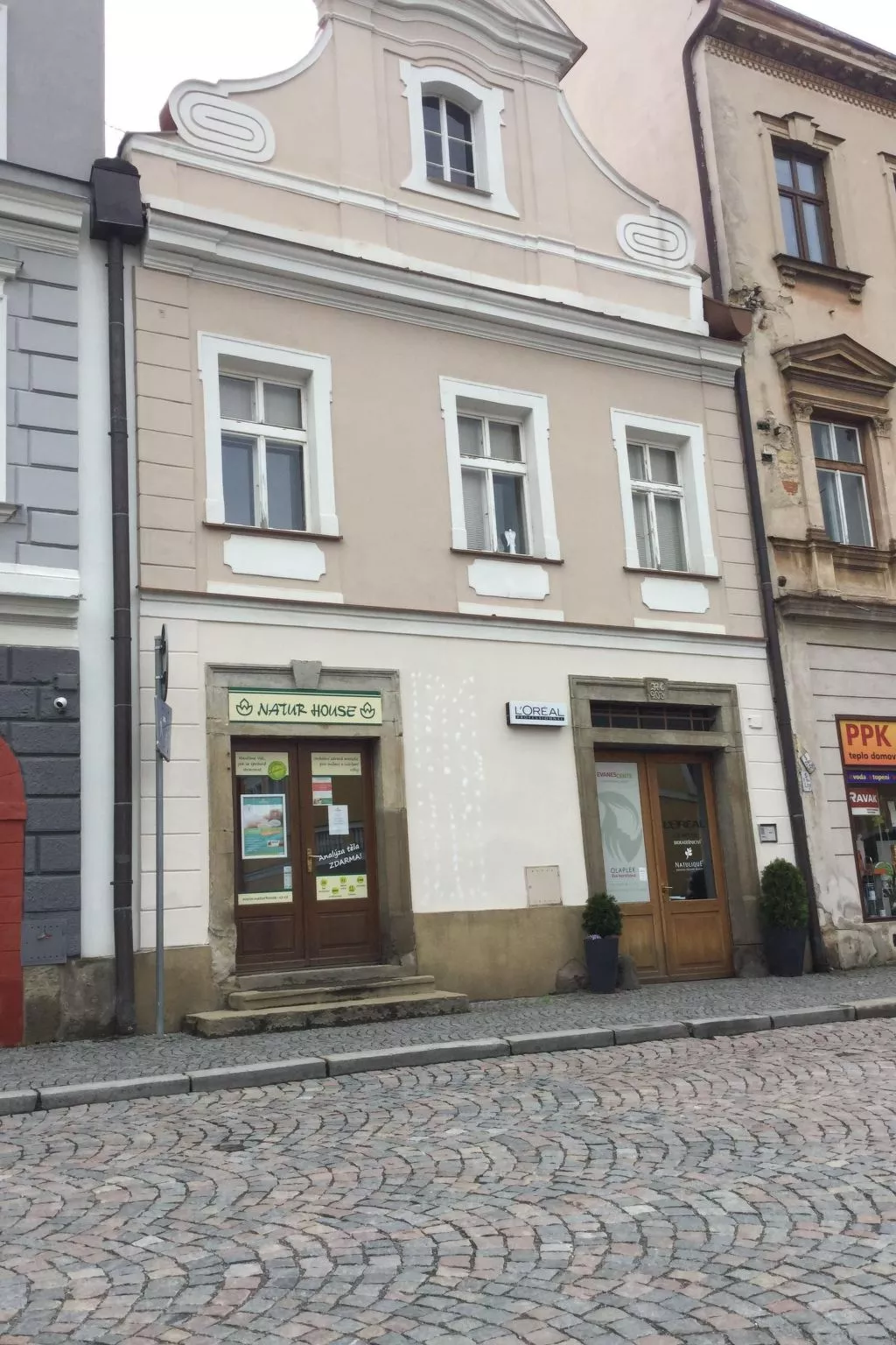 Wohnung auf einem eingezäunten Grundstück-Draußen