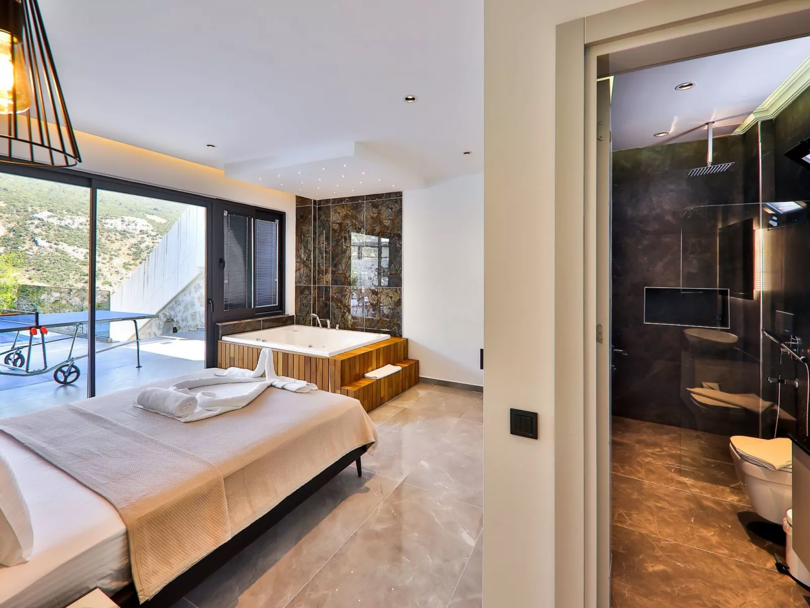 Mediterranean 2-Dedans