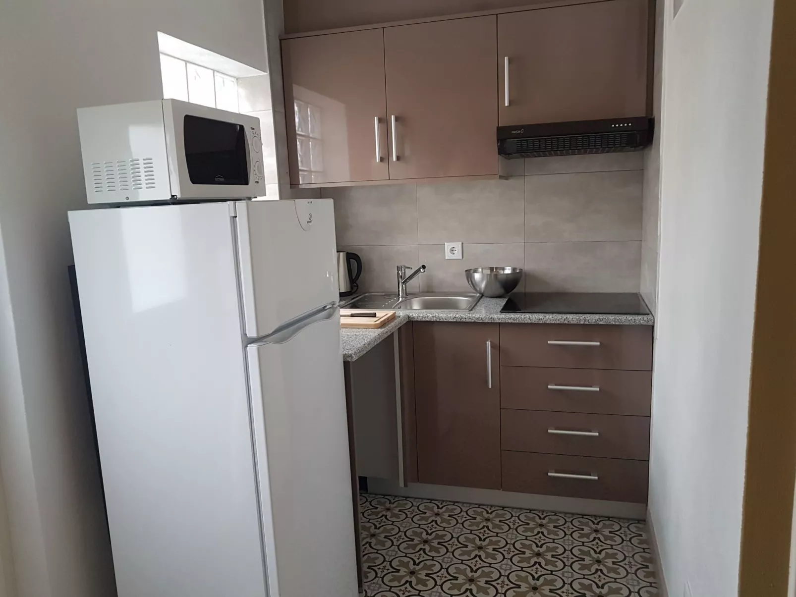 Brandneue Strandwohnung 2-Drinnen