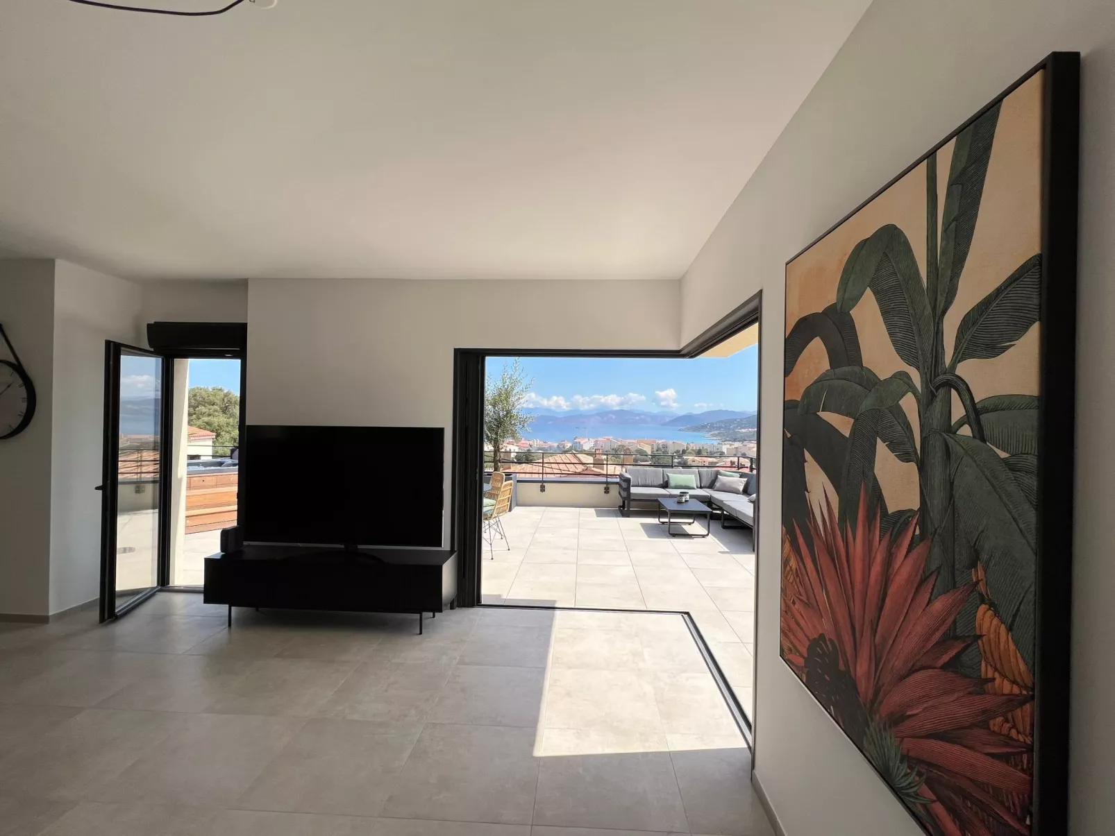 ISULA-RED_BEAUTIFUL_VIEW.-Drinnen