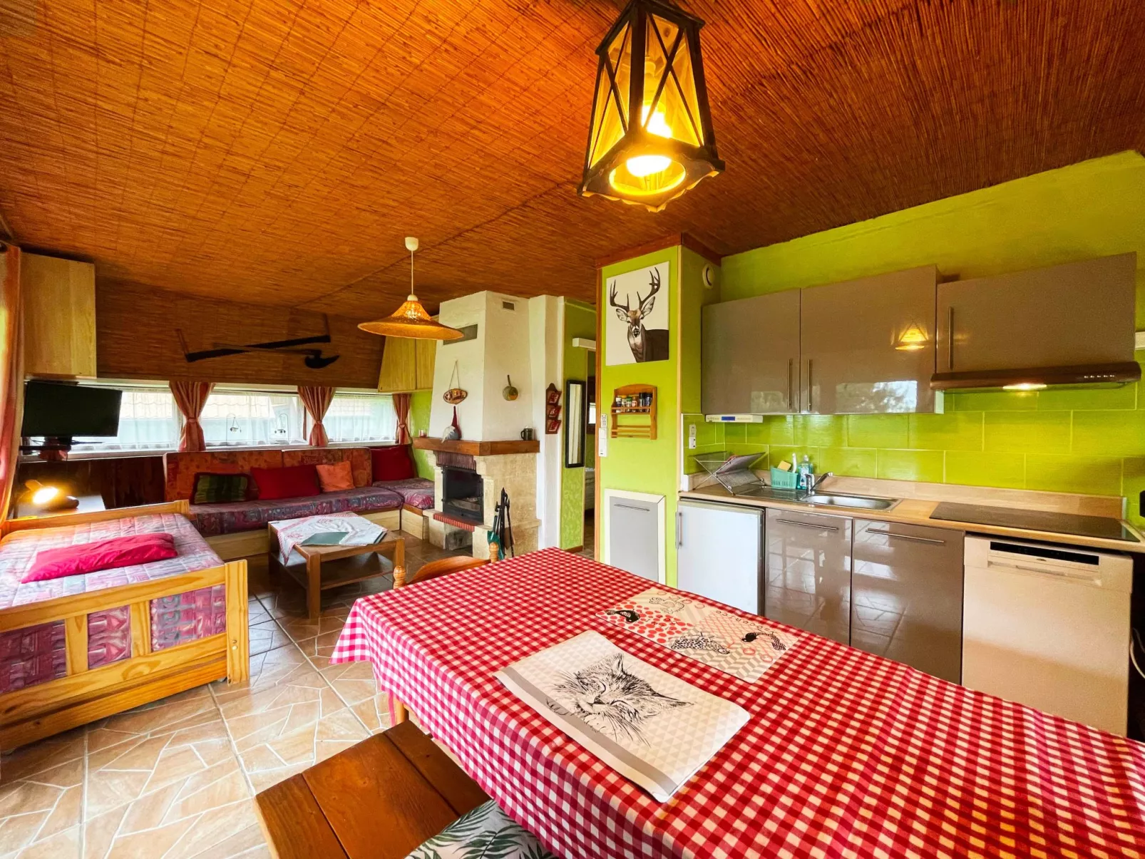 Charmantes Ferienhaus mit gemeinsamem Grill-Dedans