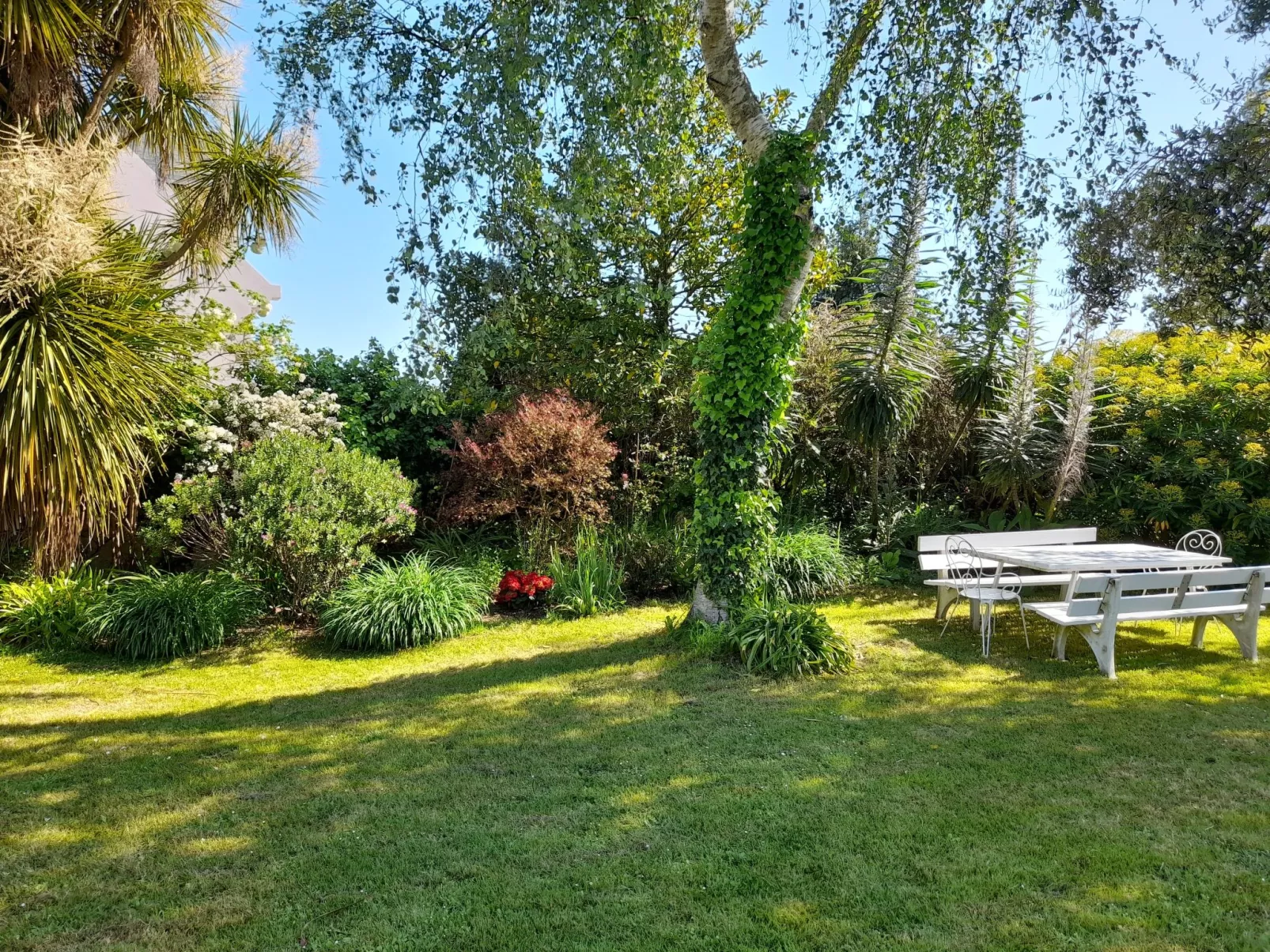 Großes Familienhaus mit schön angelegtem Garten-Dehors