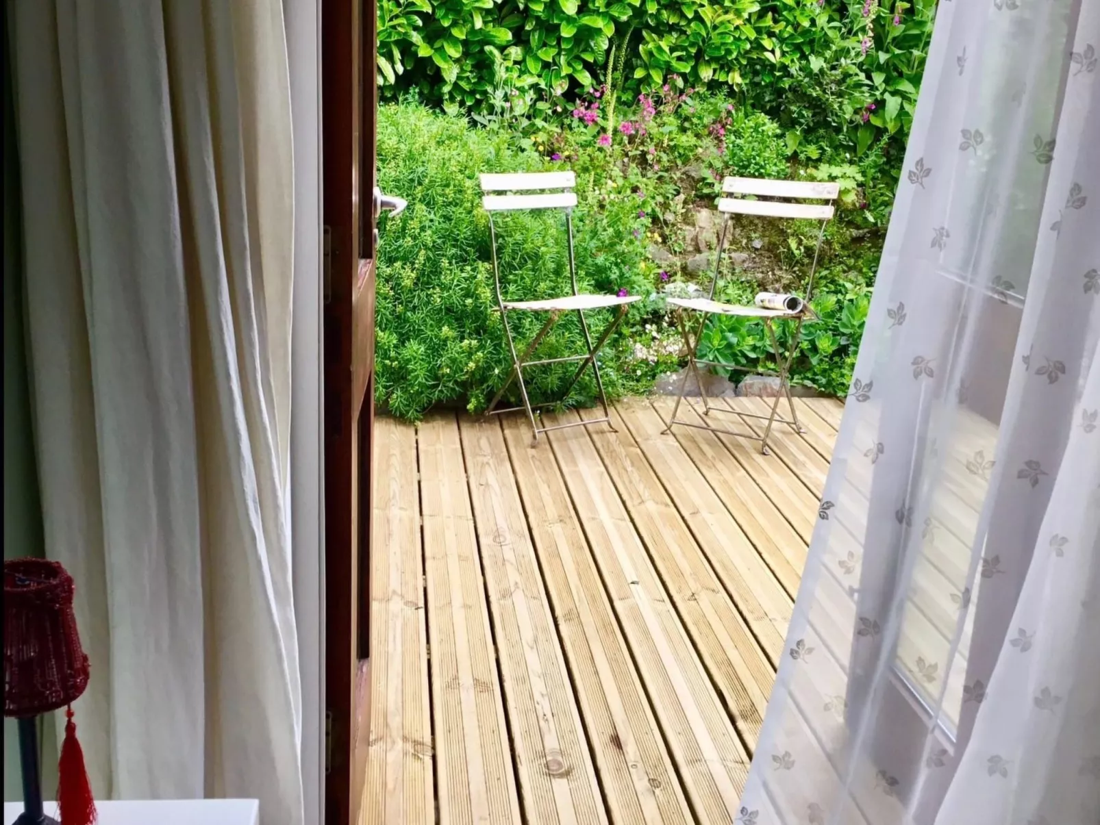 Kleiner Kokon mit seinem geheimen Garten-Outside