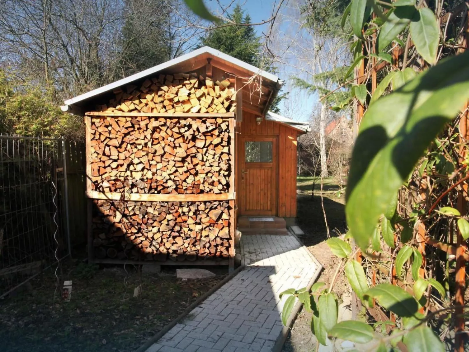In Biesdorf mit Terrasse und Grill-Drinnen