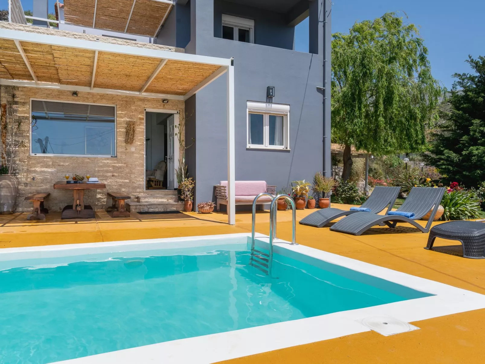 "Mirthios Panorama"-Outside