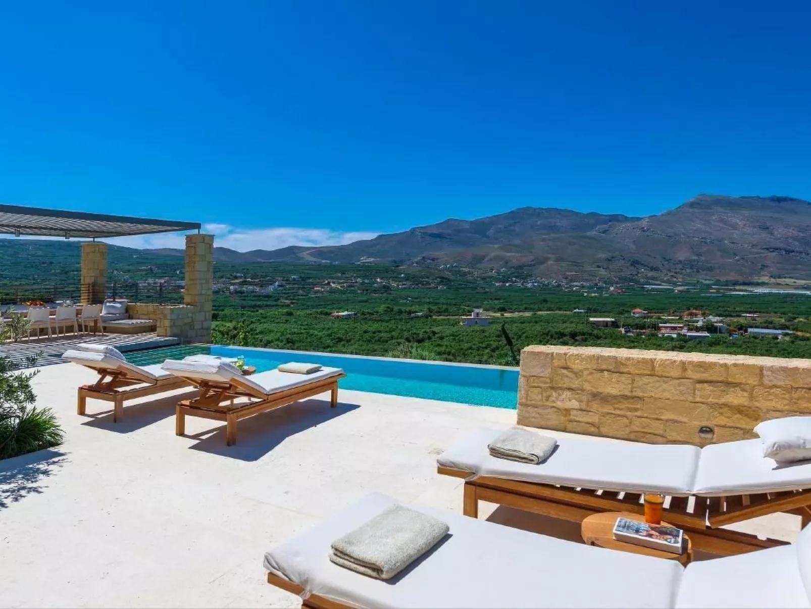 "Villa Charisma" mit eigenem Pool-Dedans