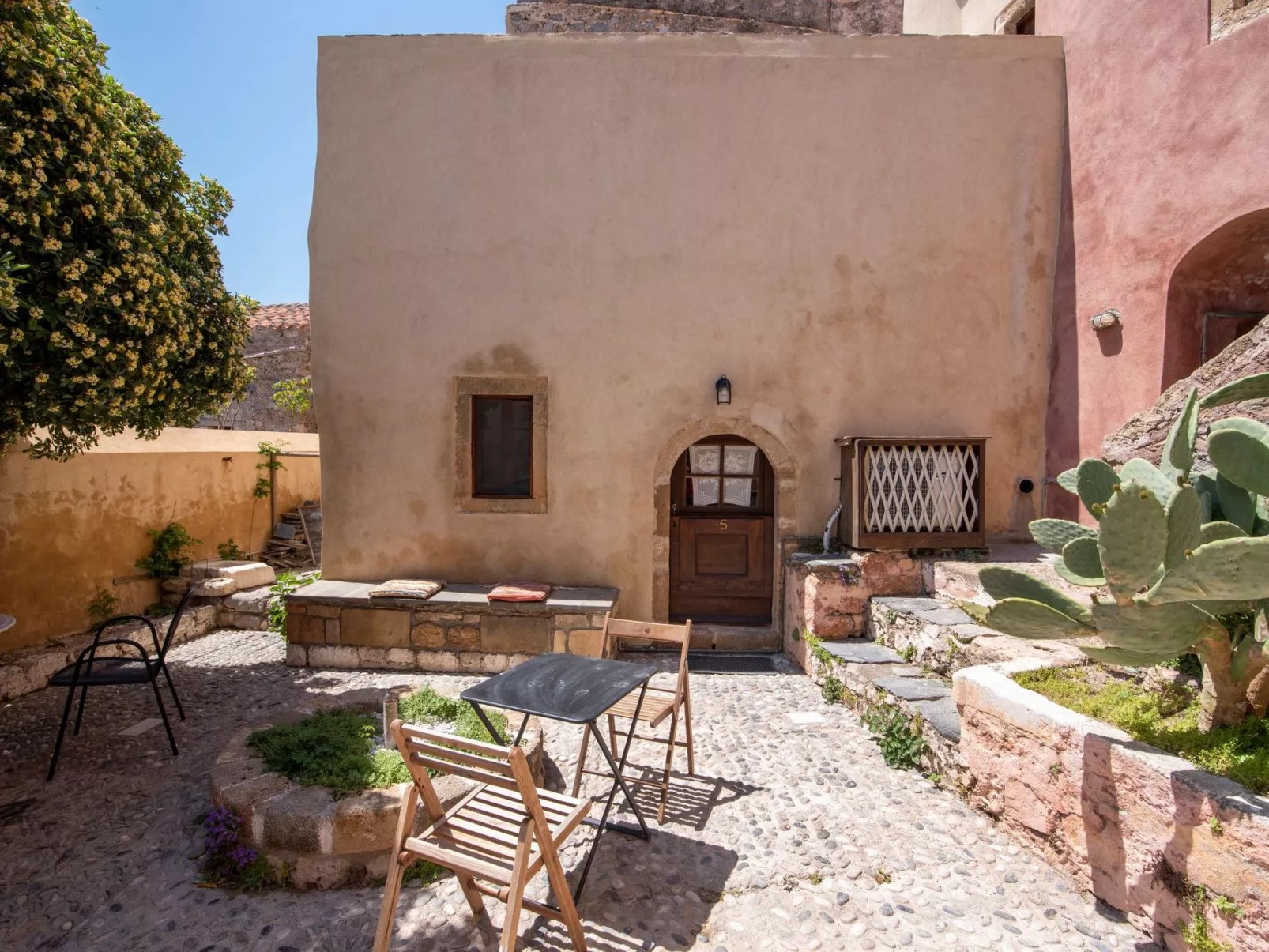 "Goulas" mit Blick auf das Wasser-Draußen