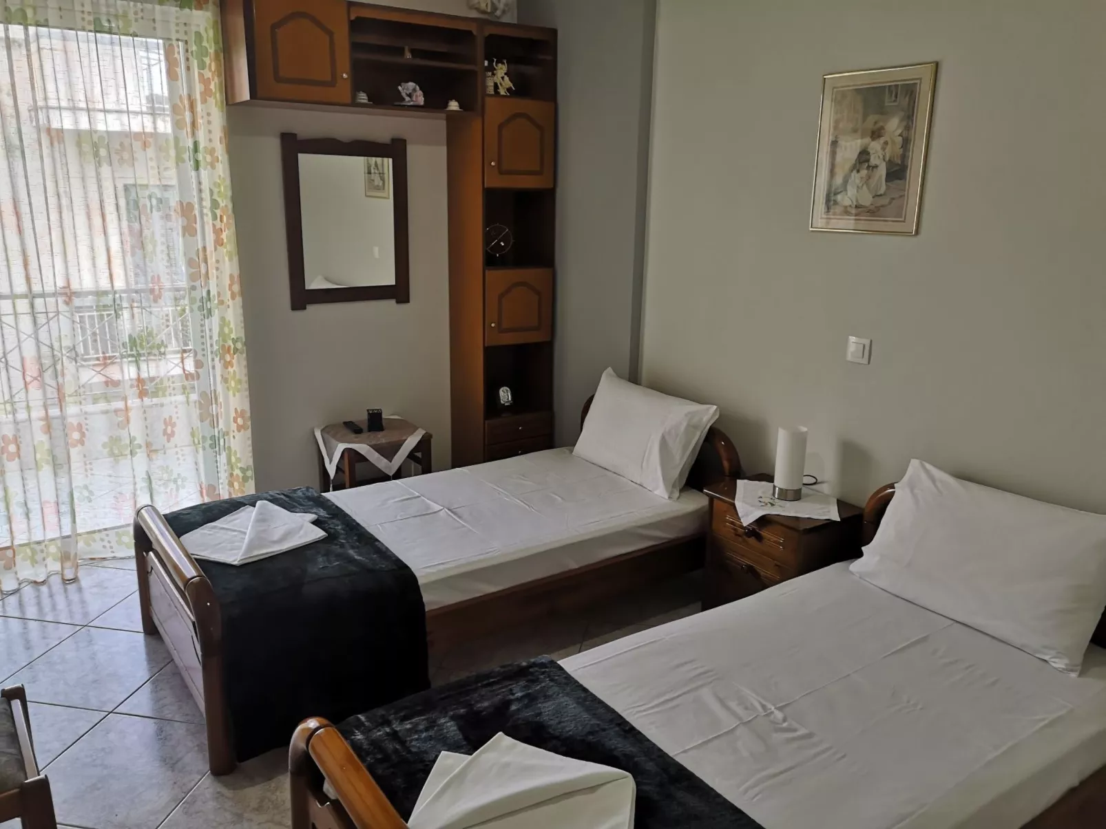 Mit Blick auf das Wasser-Inside