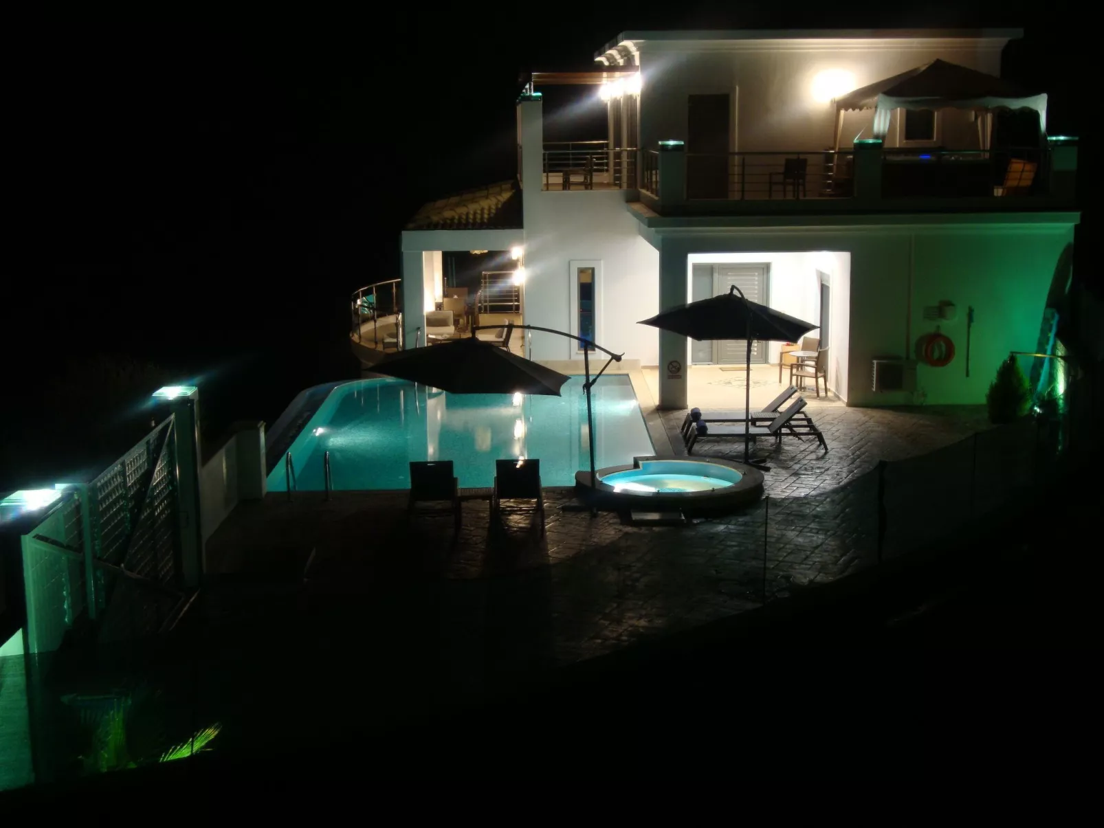 Ferienvilla mit Blick auf das Wasser-Outside