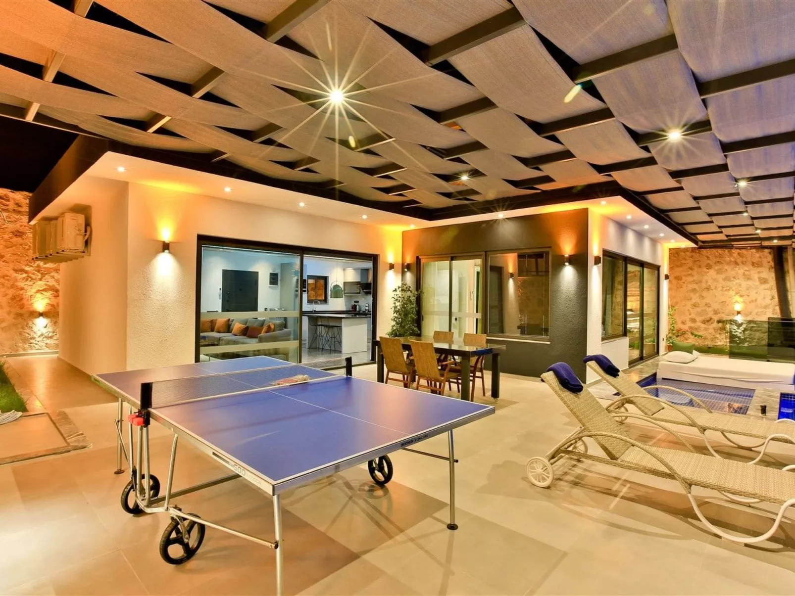 Mediterranean 1-Drinnen