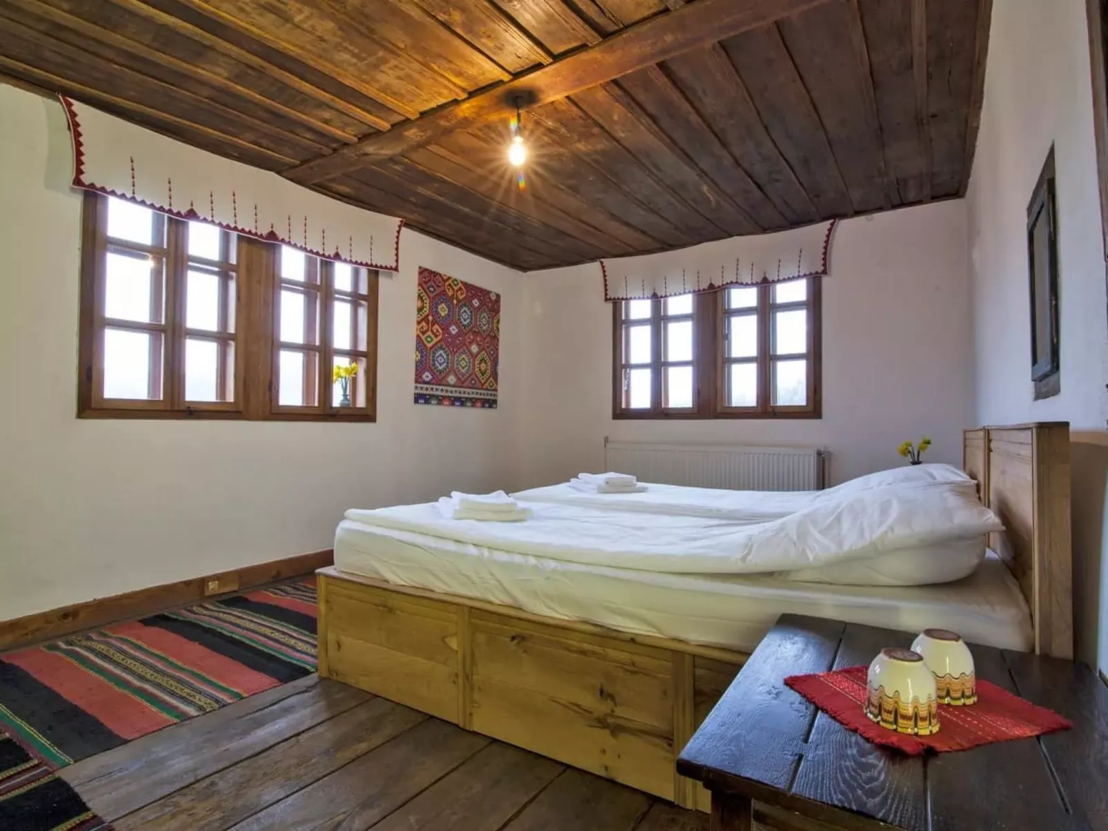 Authentisches Haus mit Bergblick - Karashka-Drinnen