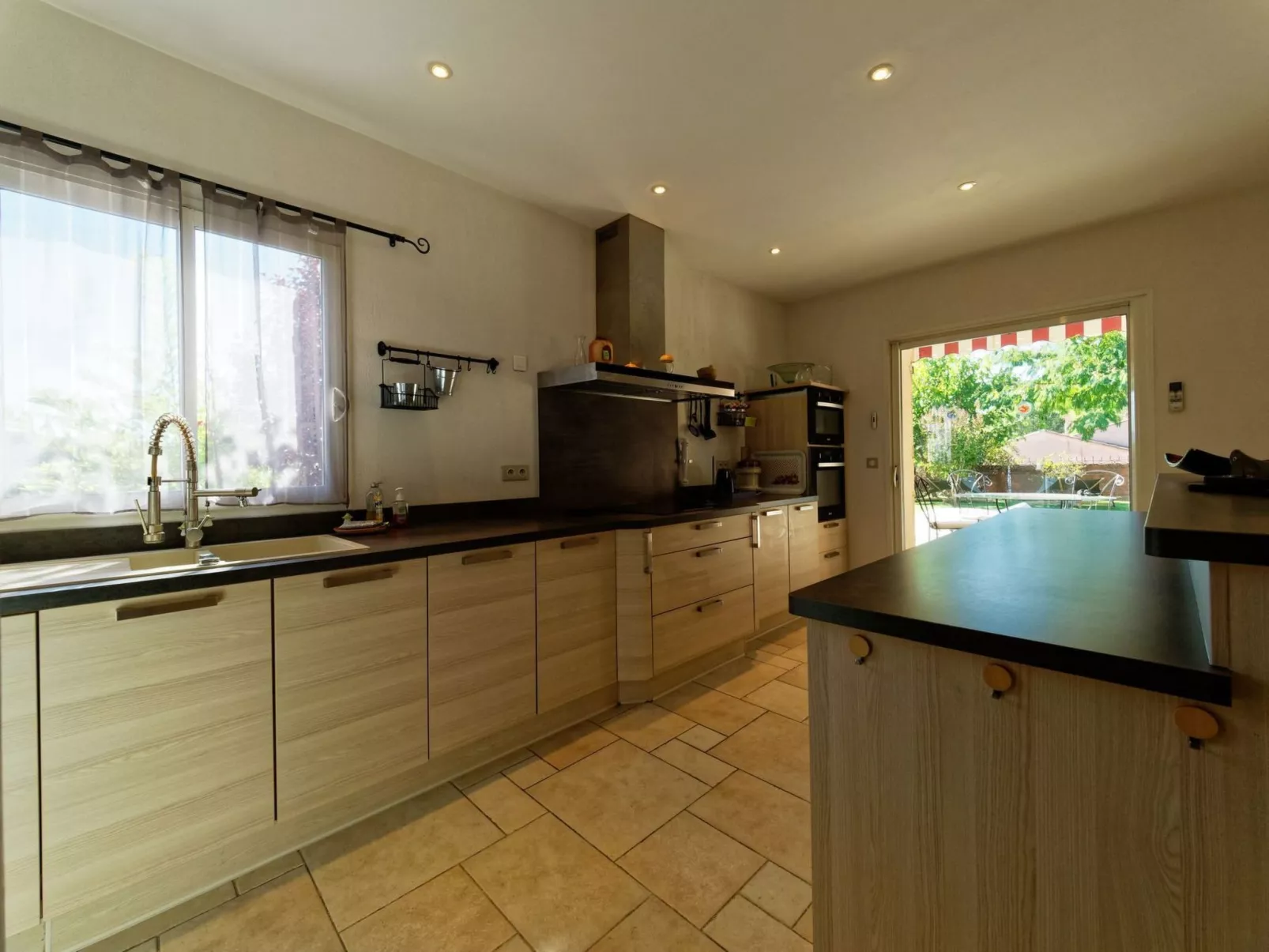 Mit eigenem Pool-Drinnen