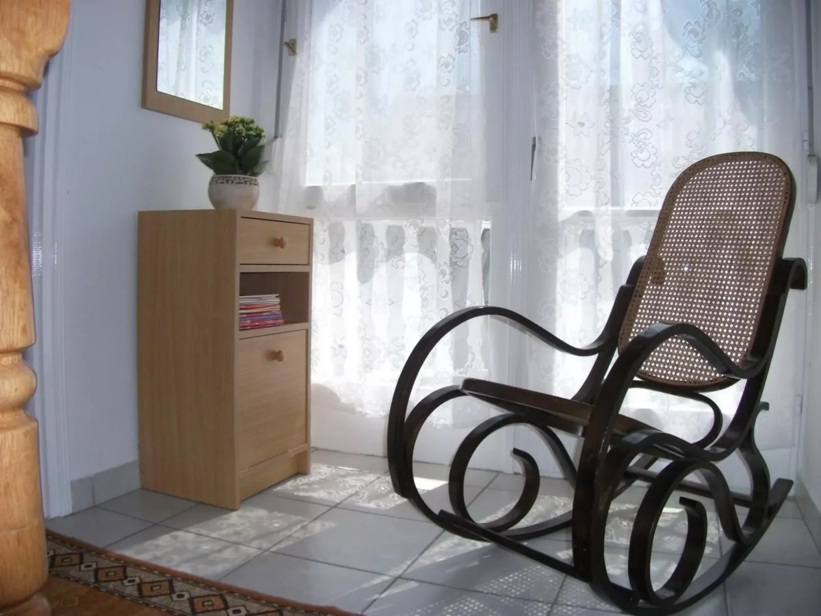 Mit Terrassen, Balkonen sowie Parkplatz-Dedans