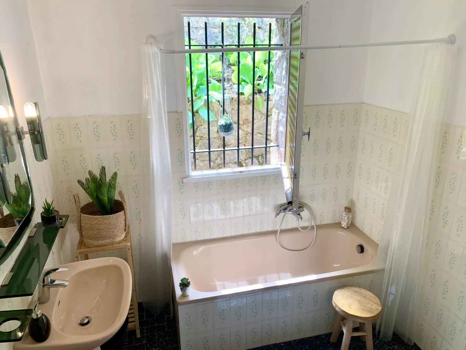 Steinhaus Garten und Blick auf die Berge-Dedans