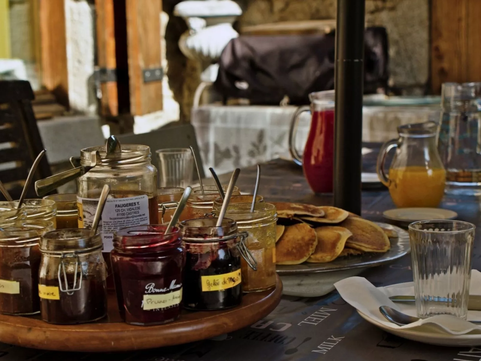 Wassermühle am Fluss-Dehors