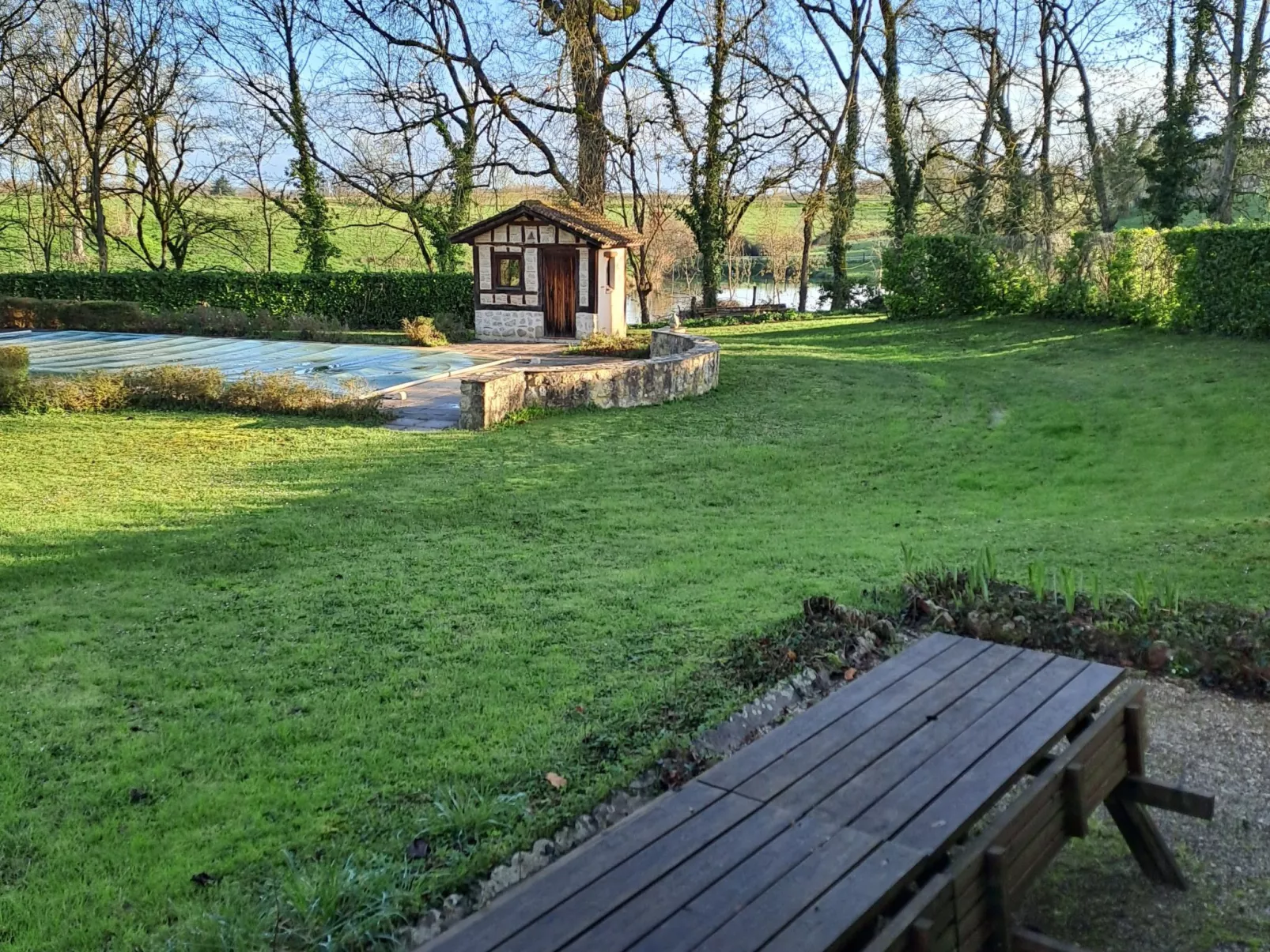 Der Pavillon - im Park des Schlosses Lescaut-Draußen