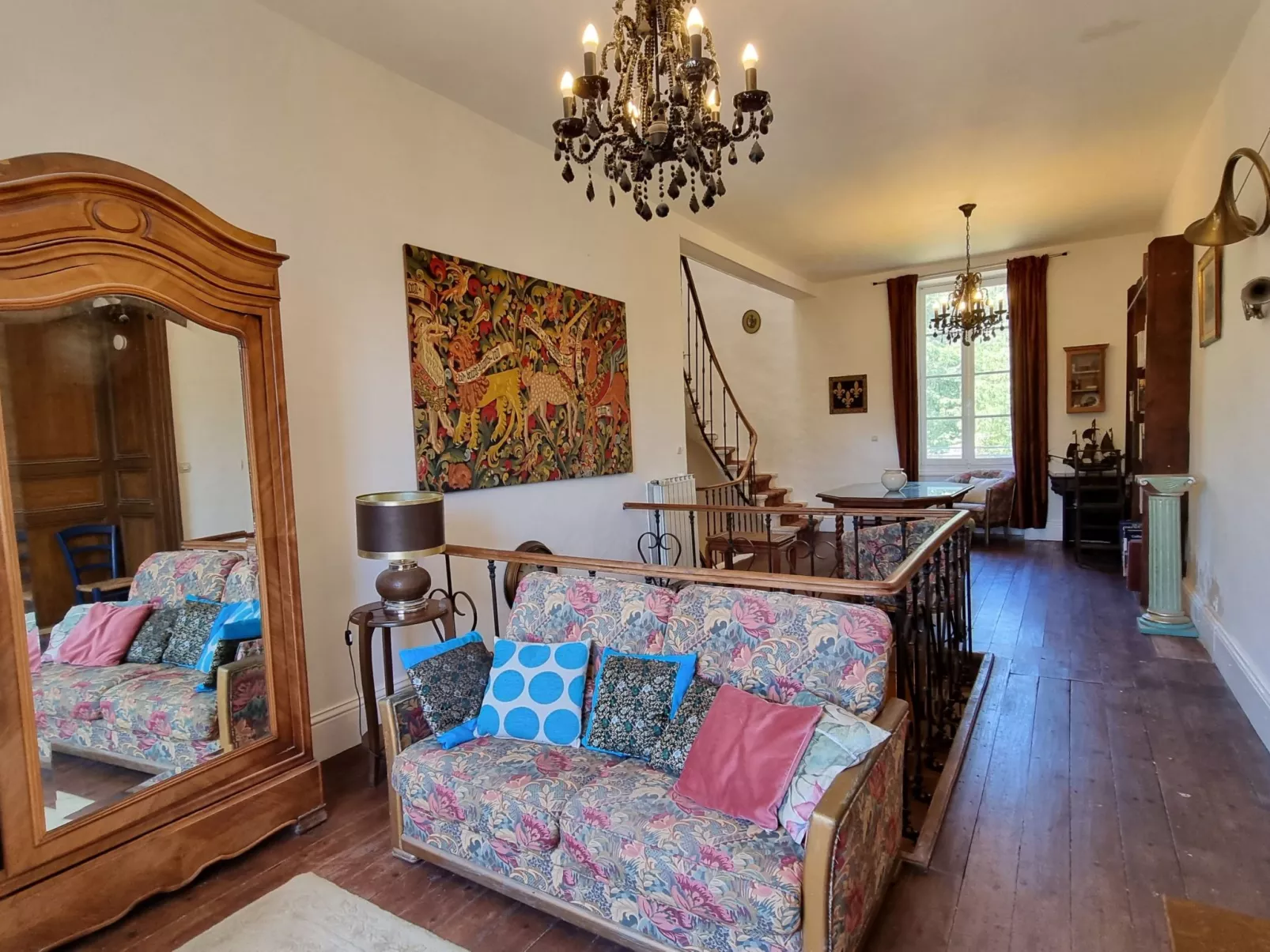 8-Zimmer-Schloss mit Pool und eigenem Park-Drinnen