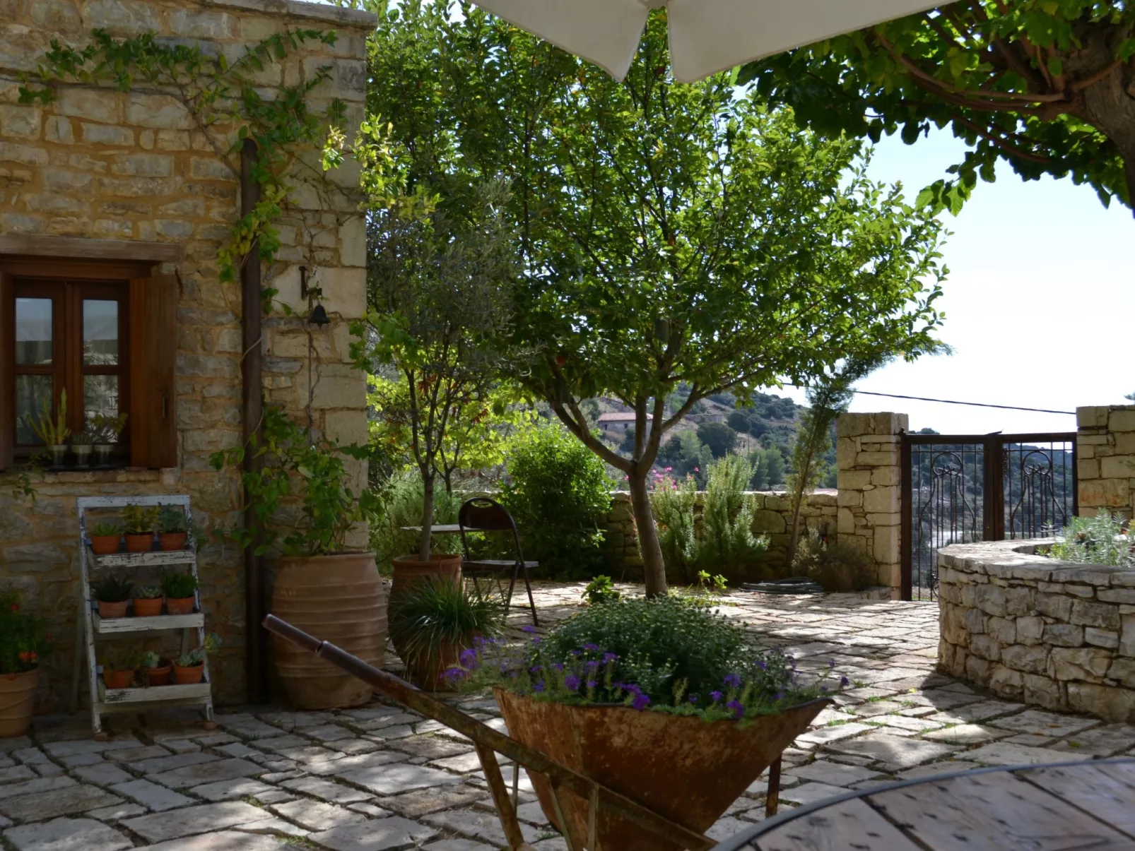 "Stone Retreat"-Dehors