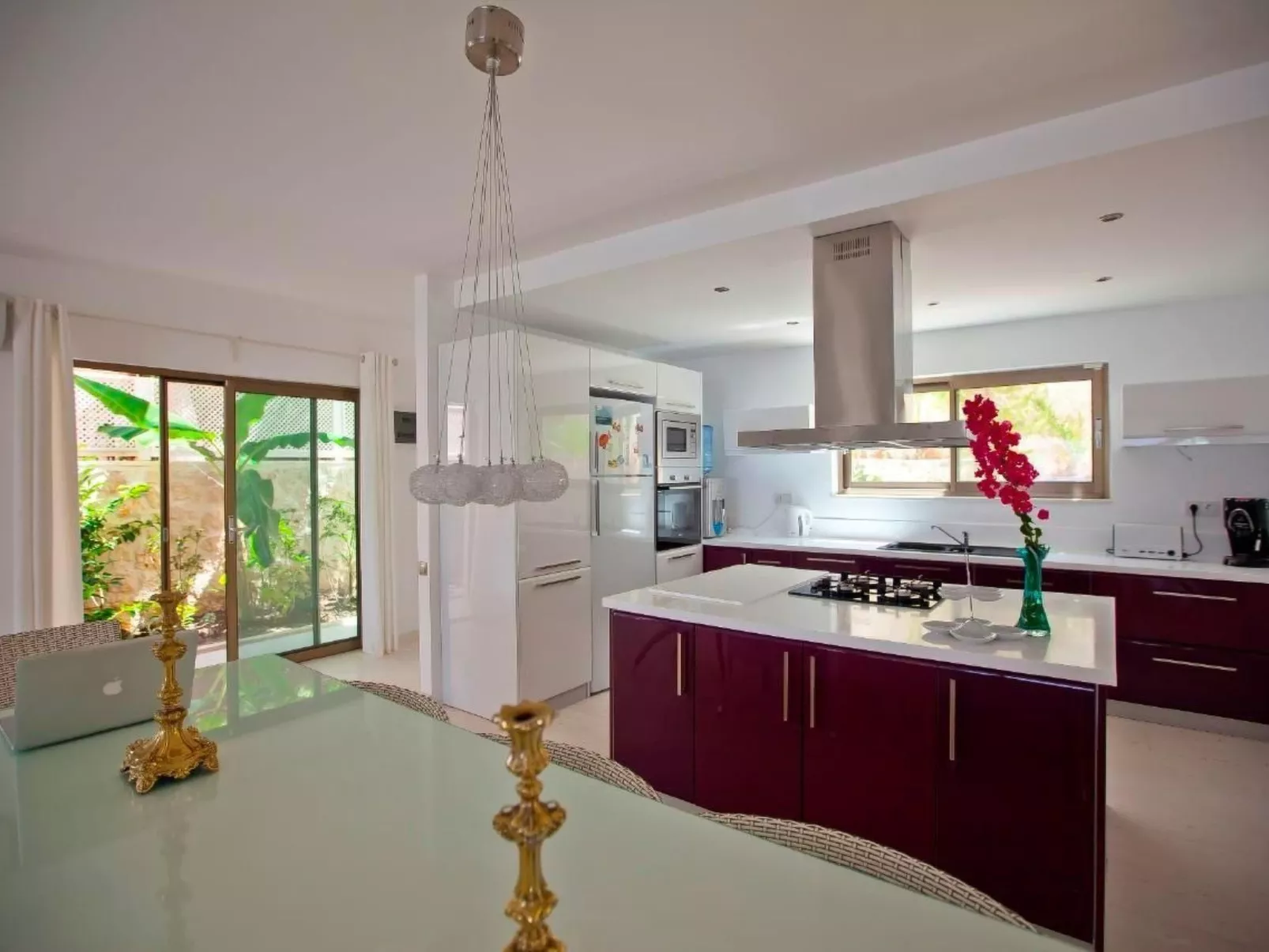 Ferienvilla mit Blick auf das Wasser-Image-tags.info