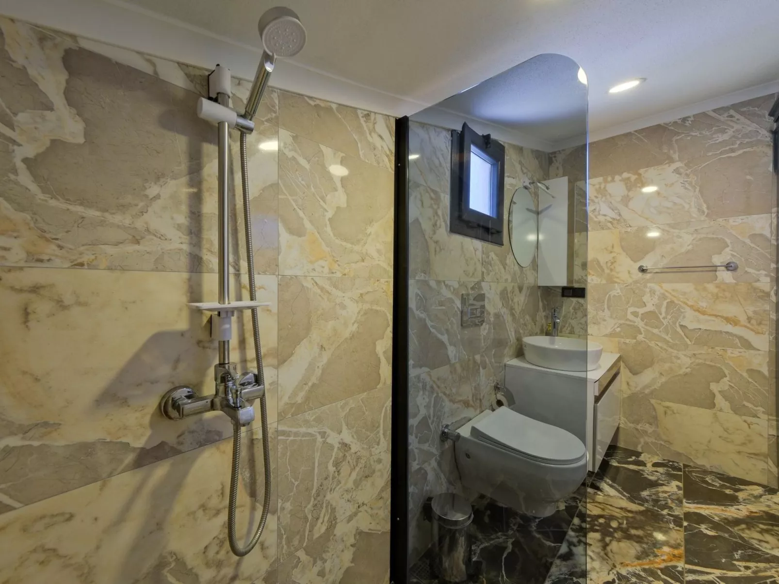 In Ölüdeniz für 8 P-Drinnen