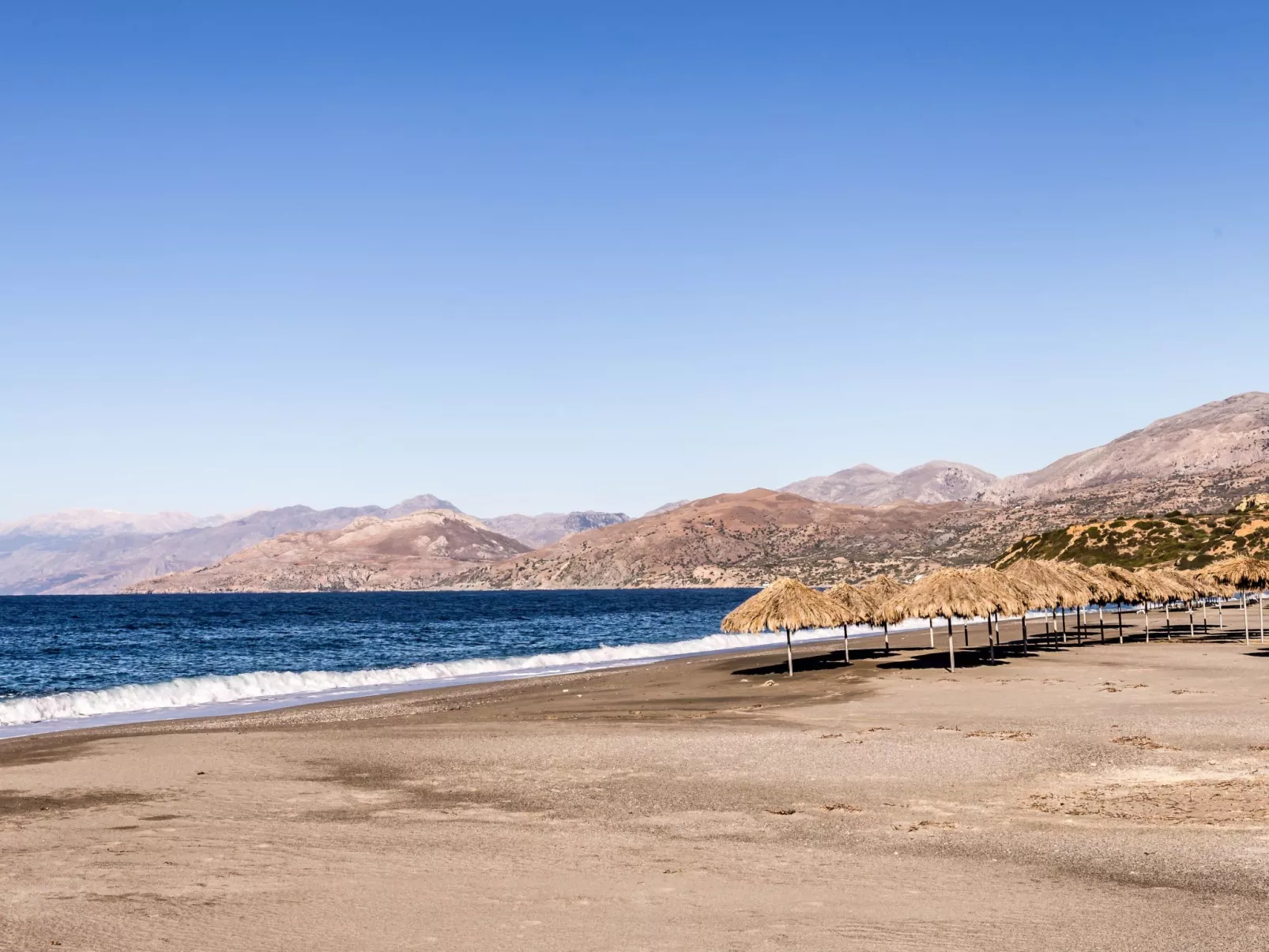 Küstenvilla mit Pool in der Nähe eines ruhigen Sandstrandes-Draußen