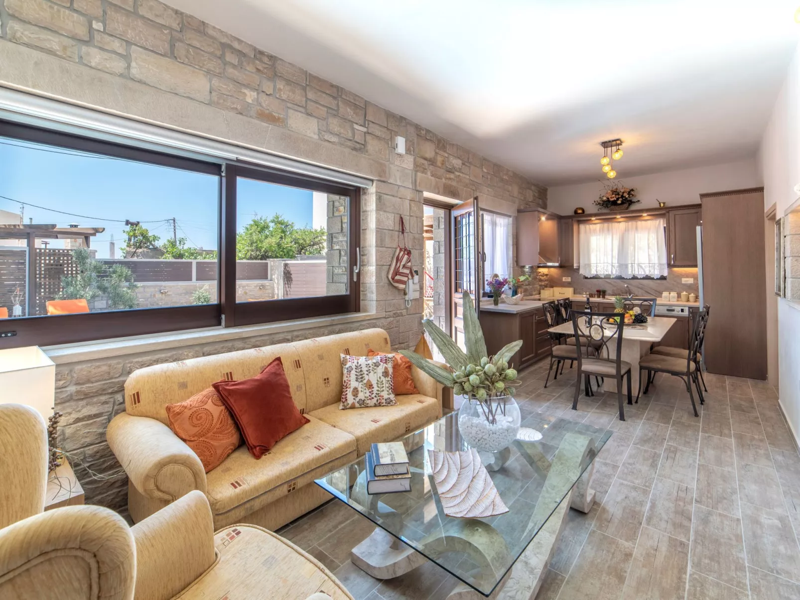 Luxuriöser Villenkomplex mit 14-16 Schlafzimmern in Strandnähe-Inside