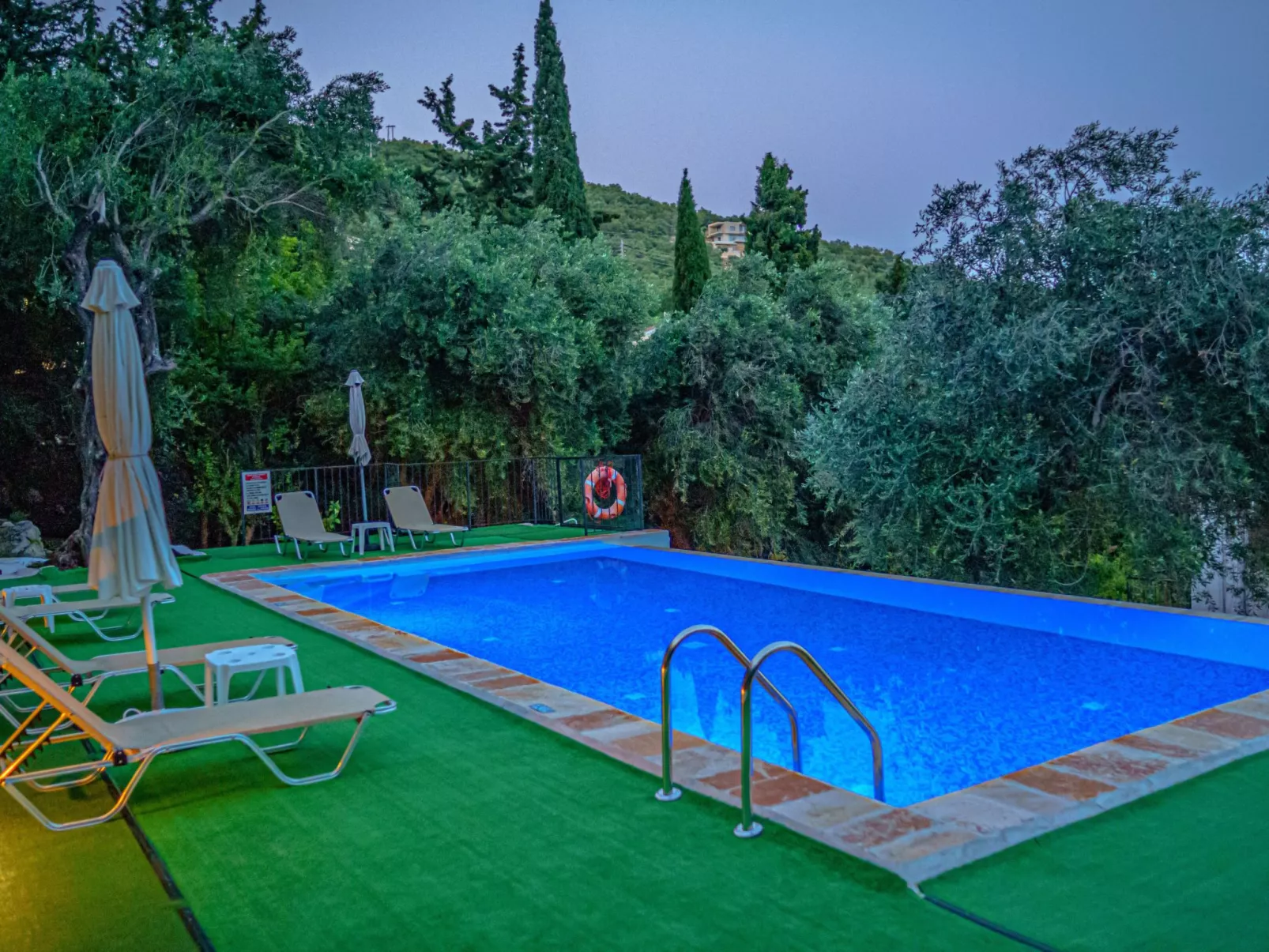 "Zeus" mit Infinity Pool-Image-tags.info