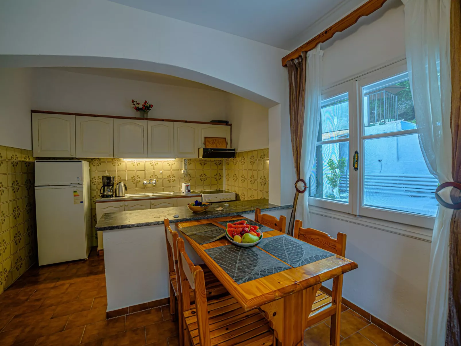 In Nisaki mit Pool-Drinnen