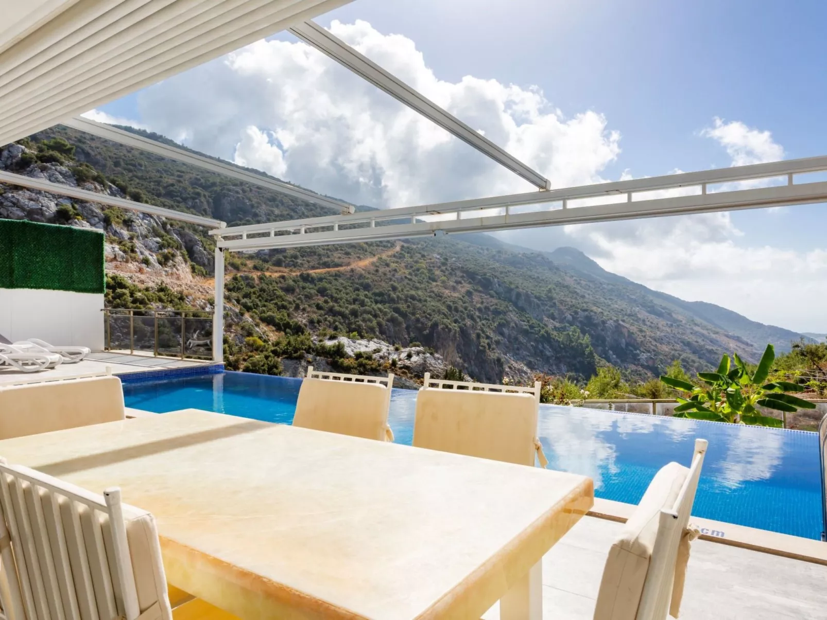 Villa Infinity Mountain mit Pool in Kalkan-Drinnen