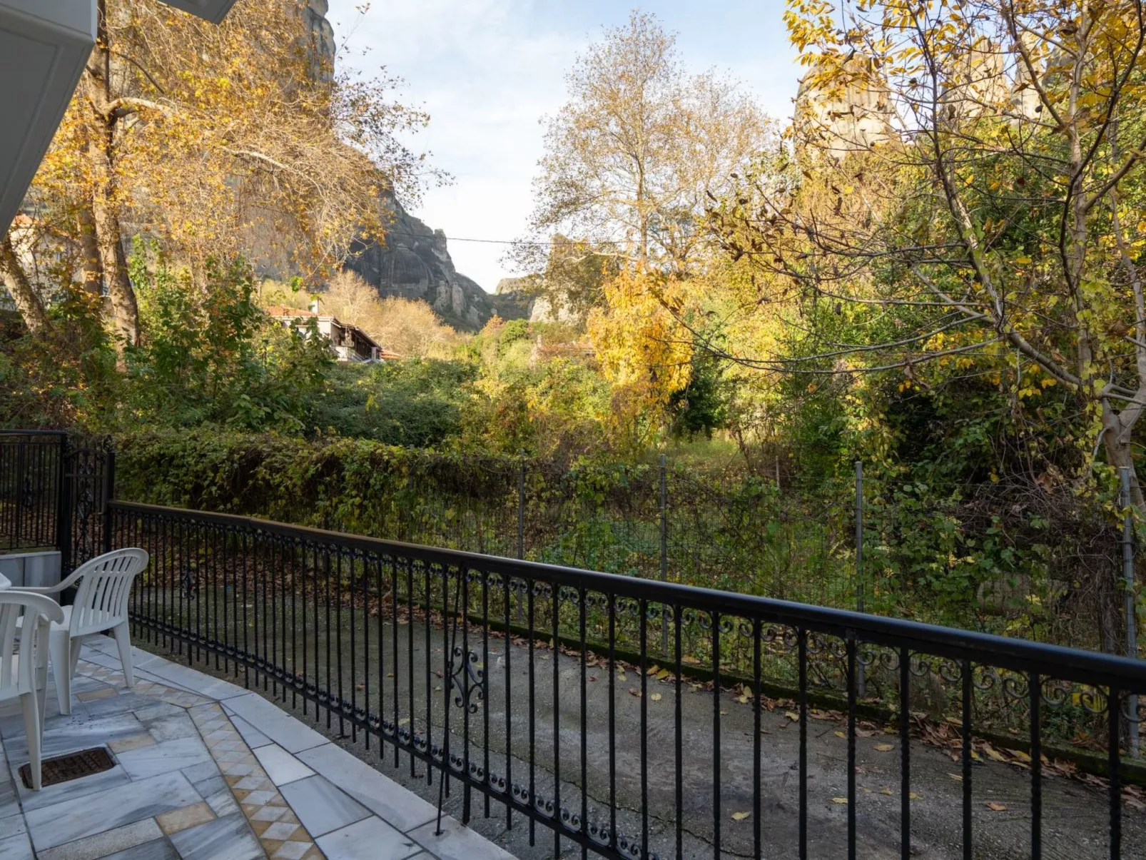 The Miller House under Meteora-Draußen