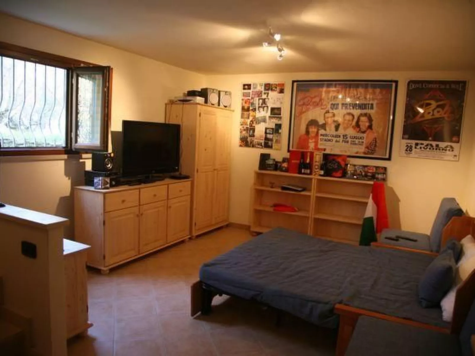 Mit Blick auf das Wasser-Dedans