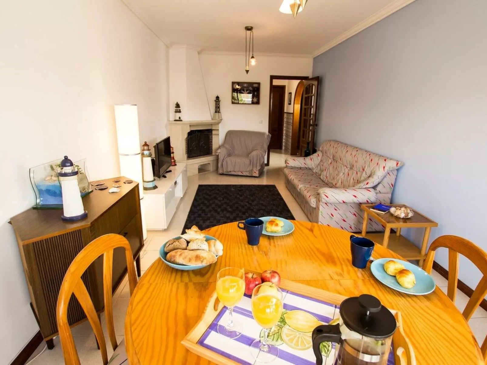 Haus der Scheinwerfer mit freier Garage-Inside