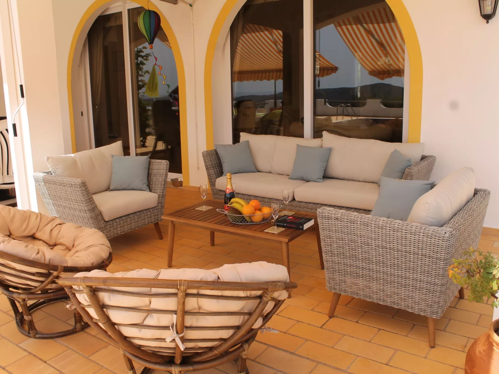 Ferienvilla mit Blick auf das Wasser-Image-tags.info