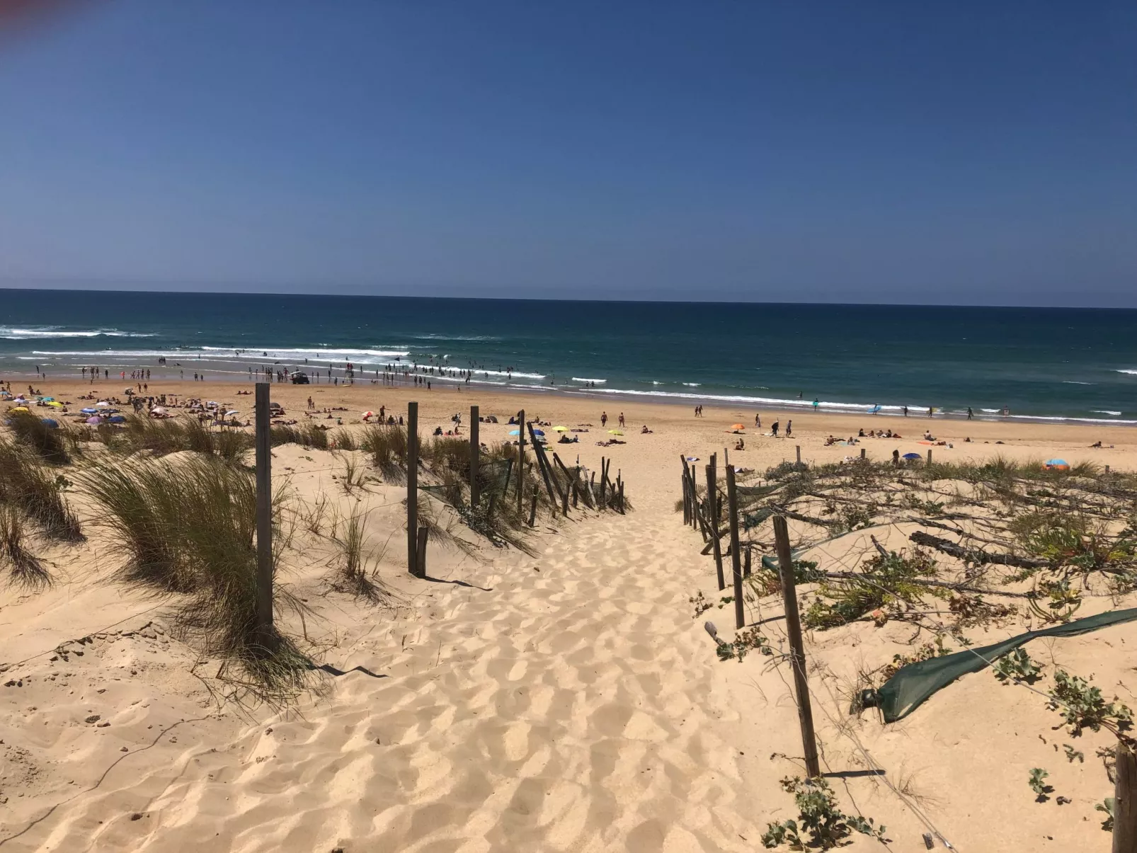 Hübsches kleines Haus in ruhiger Lage in einer baumbestandenen Residenz mit beh-Draußen