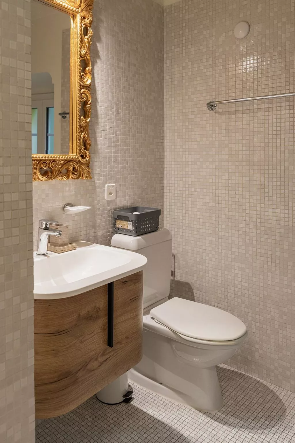 "Palazzo Branca" mit Blick auf den See.-Dedans