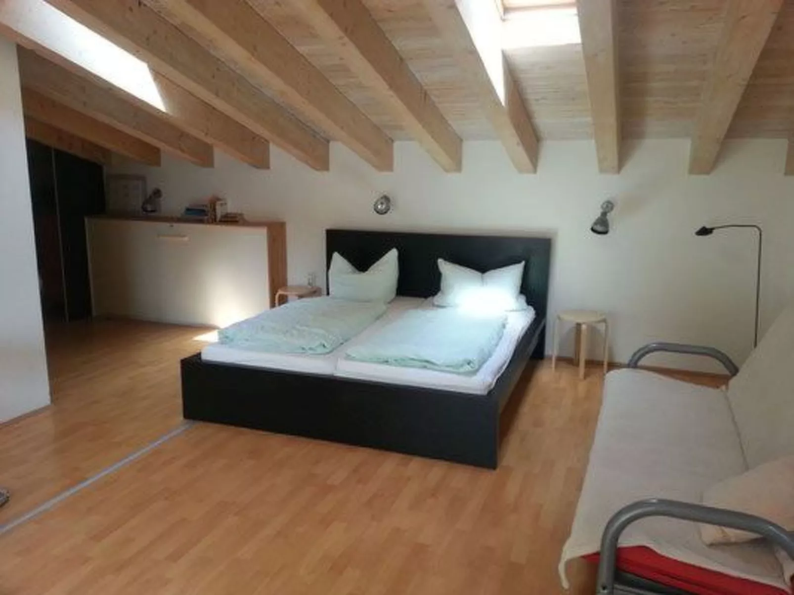 Moderne Studiowohnung im Obergeschoss mit Balkon-Drinnen