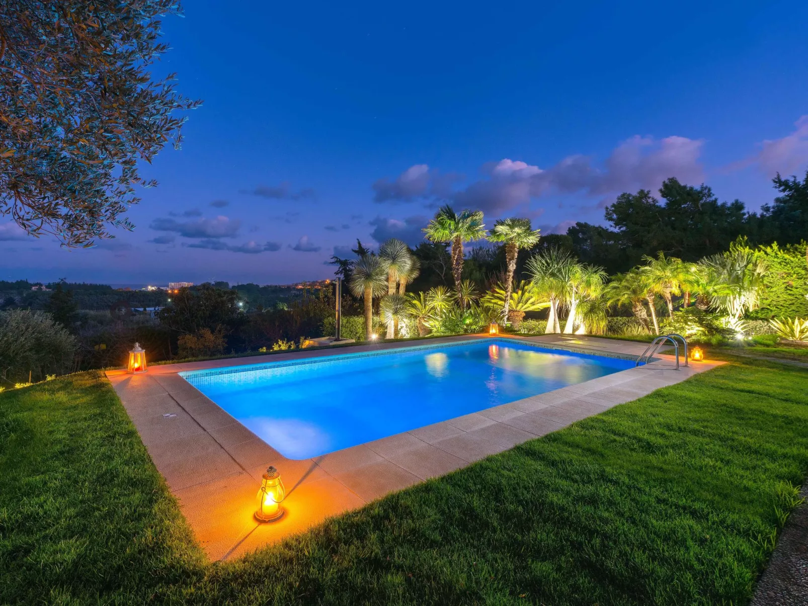 In Sgourou mit Parkplatz, Blick ins Grüne-Dehors