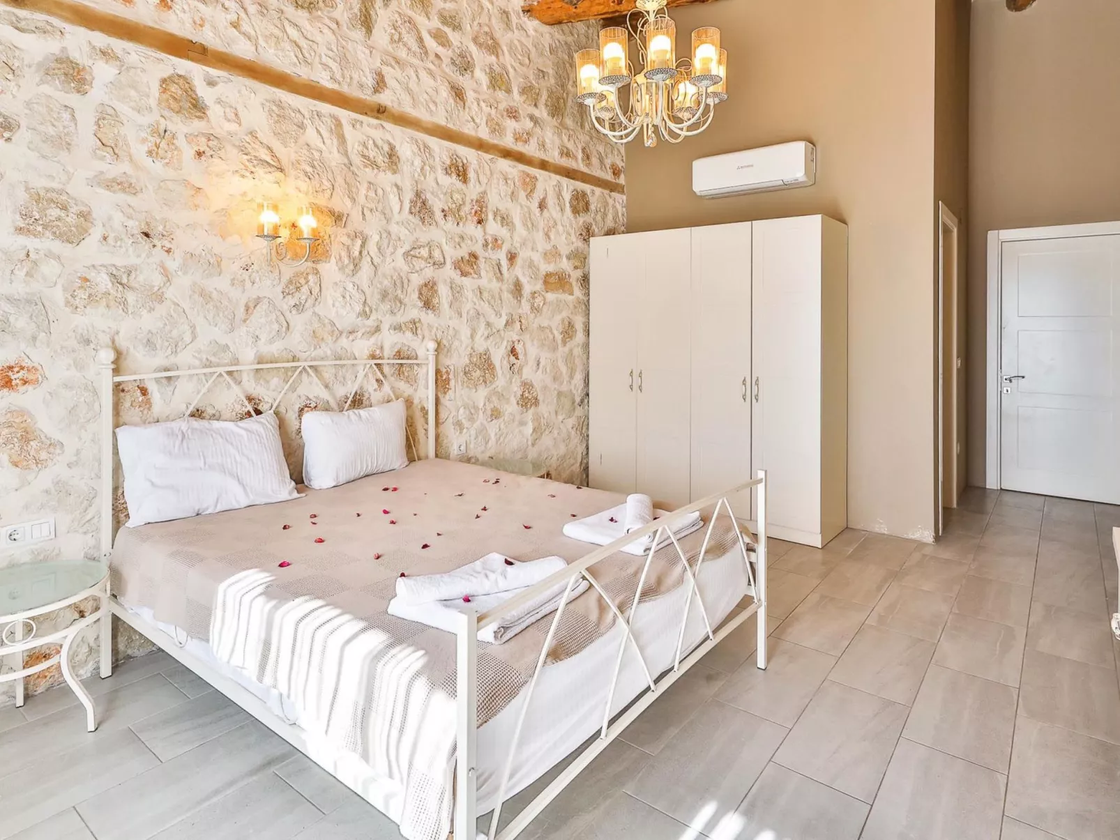 Traditionelles Natursteinhaus mit Sichtschutzpool-Drinnen